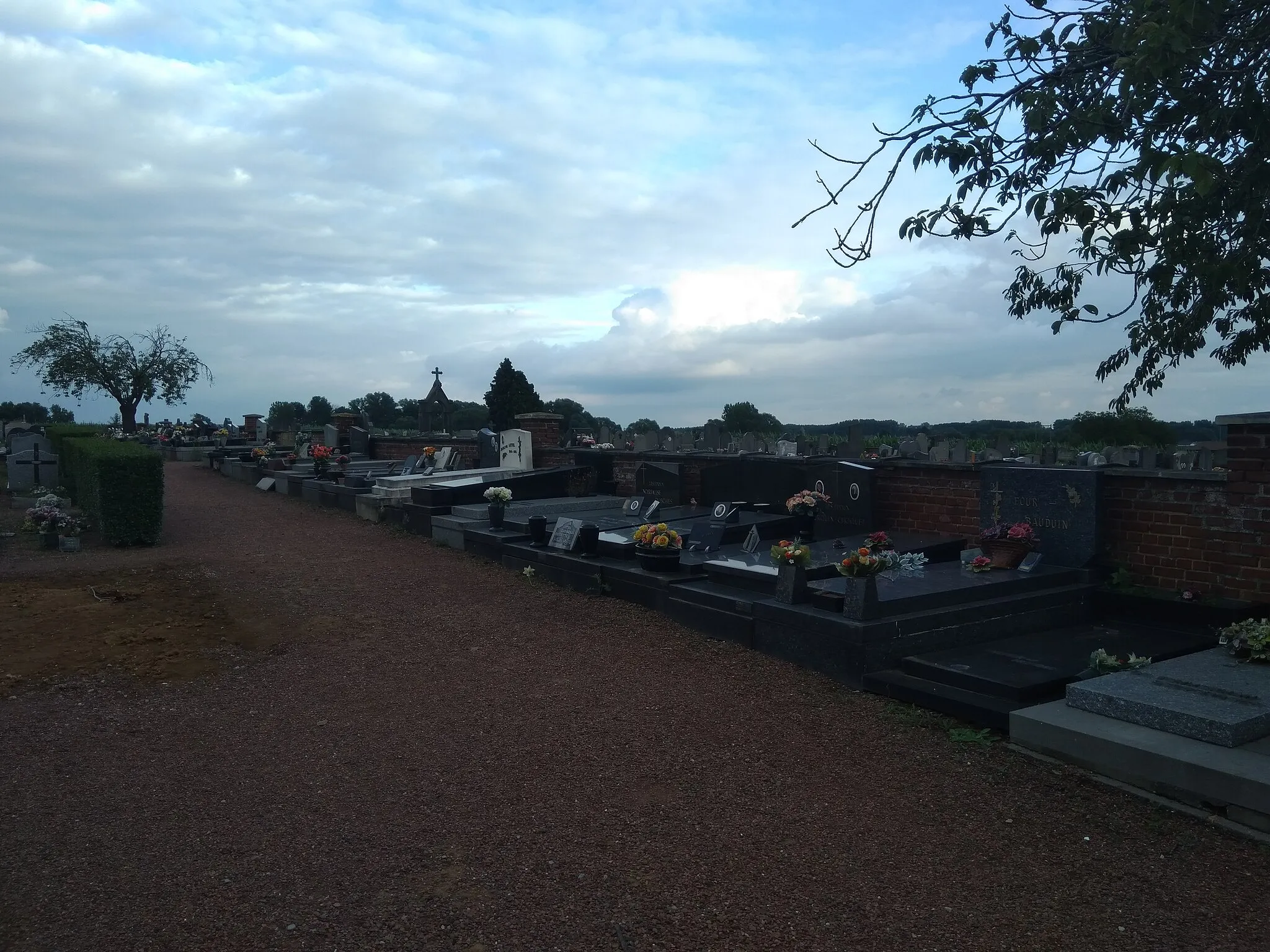 Photo showing: Vue de l'intérieur du cimetière de Maffle
