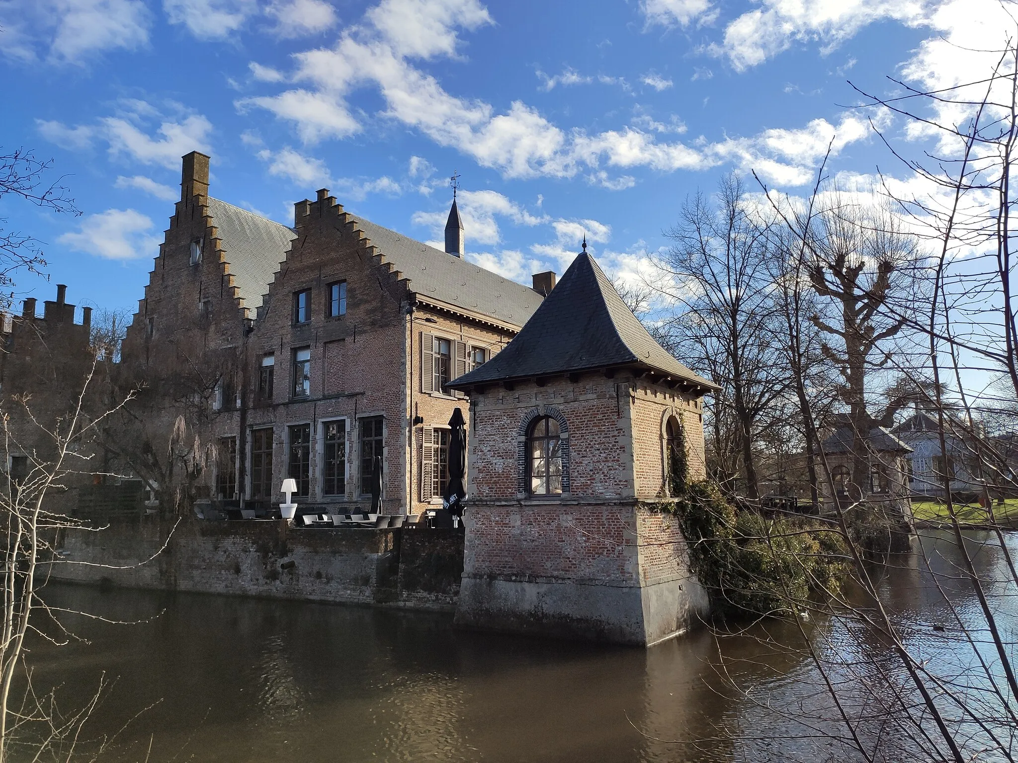 Photo showing: Kasteel Walburg en de vijver