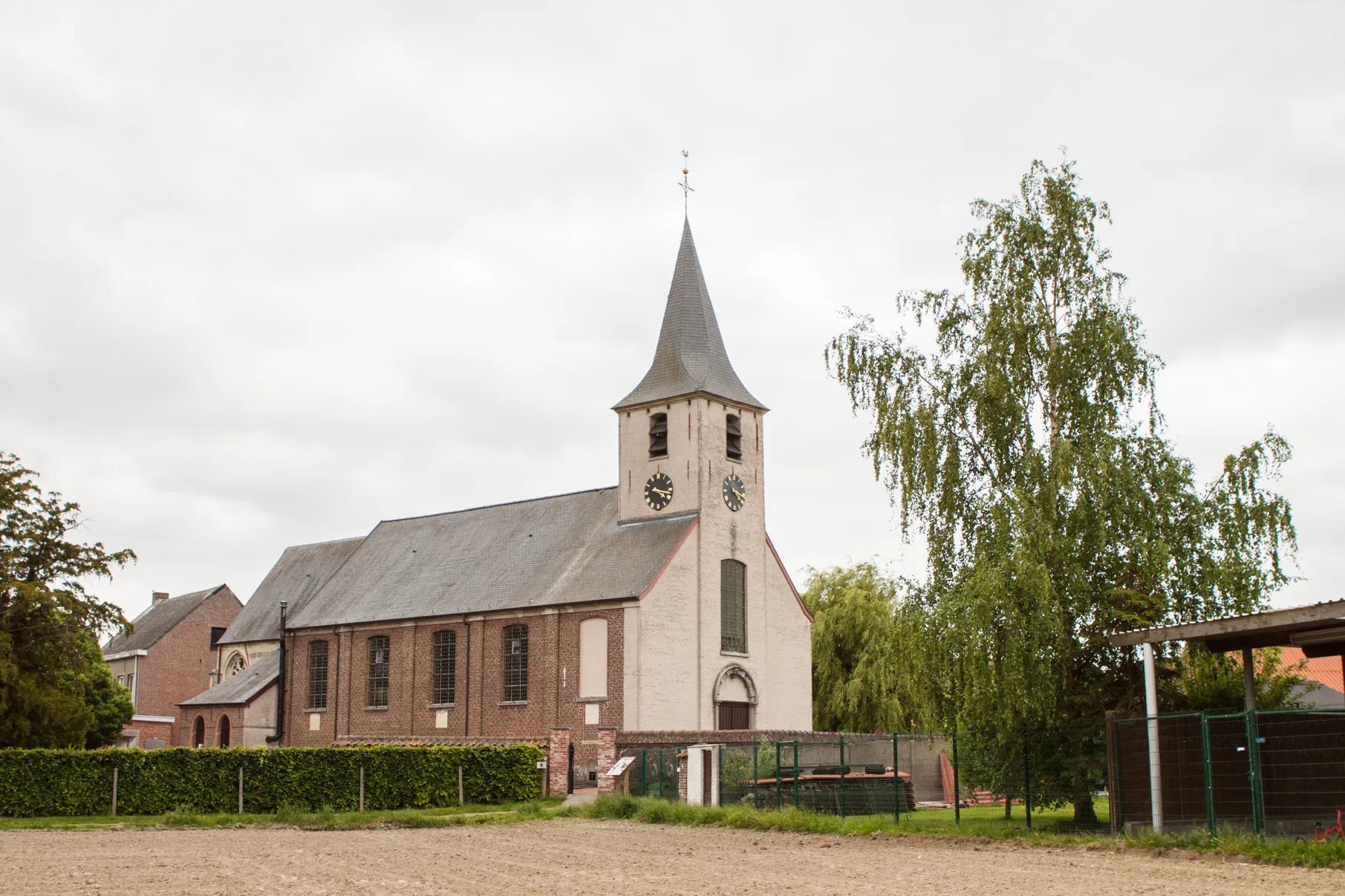 Photo showing: Gijzenzele Churchyard