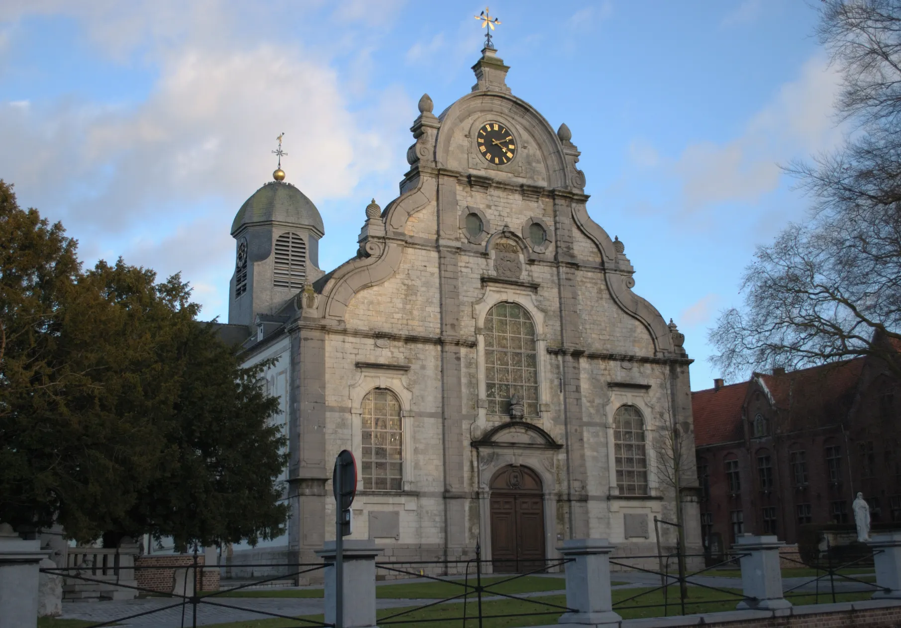 Photo showing: Church of Saint Peter at the village of Meerbeke, commune of Ninove, Belgium, viewed from the Northwest. Nikon D60 f=26mm f/4.5 at 1/400s ISO 200. Edited using Nikon ViewNX 1.0.3 and Adobe Photoshop 4.0.