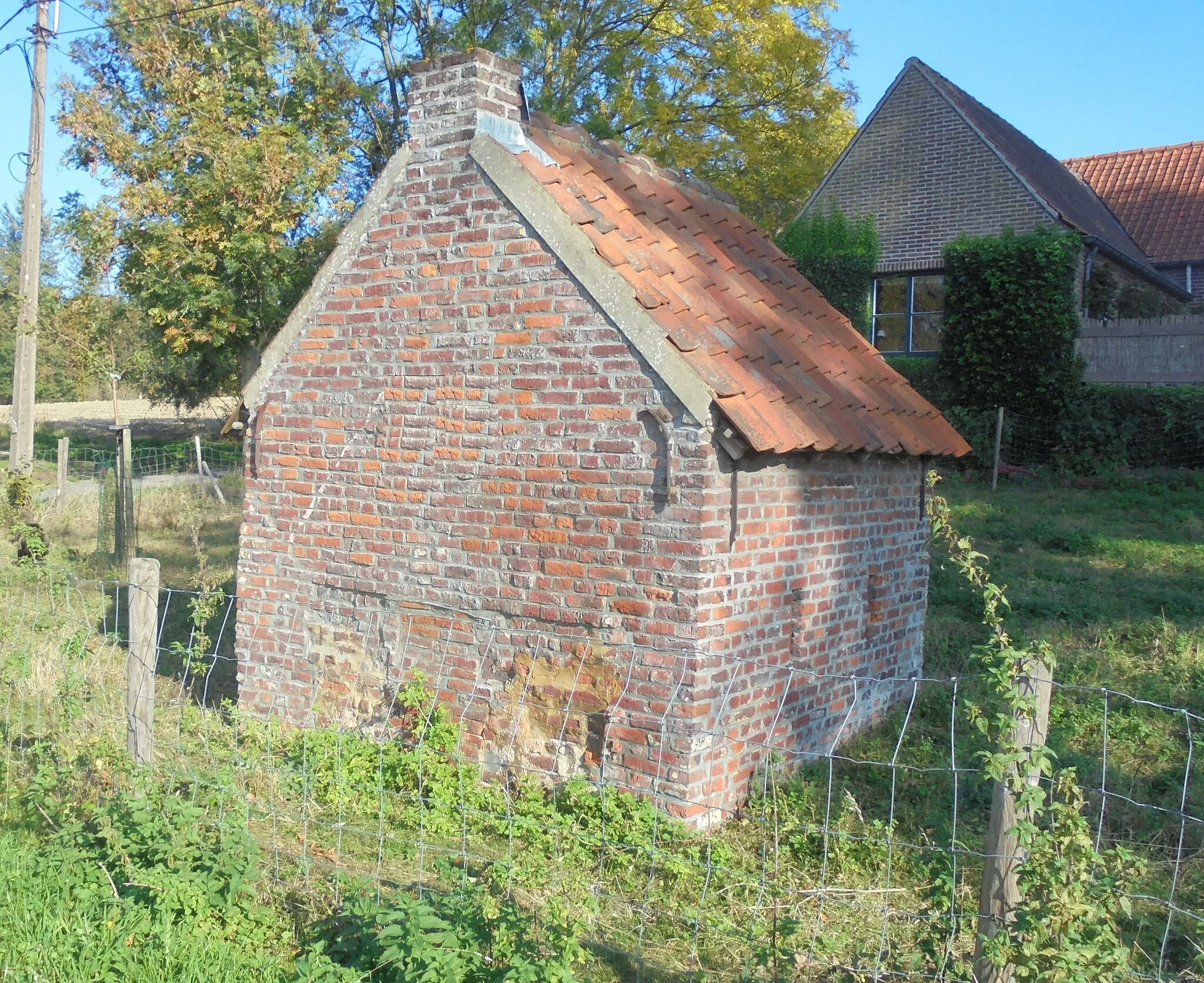 Photo showing: Bakhuis - Hollebeek - Etikhove - Maarkedal - Oost-Vlaanderen - België. Een deel is echter al afgebroken, maar de aftekening is nog te zien op de gevel.