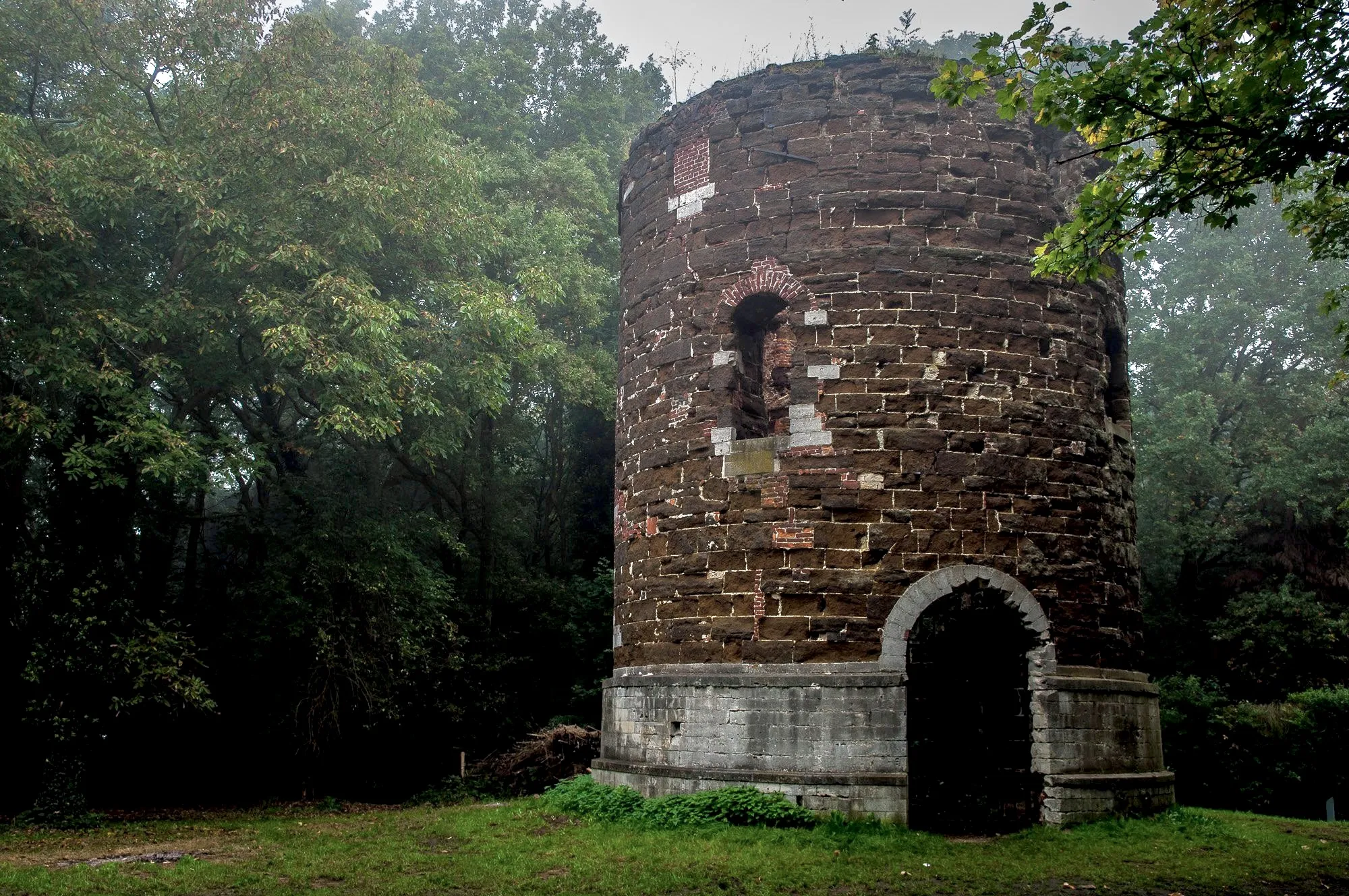 Photo showing: Ruin on the Molenberg, on a foggy morning