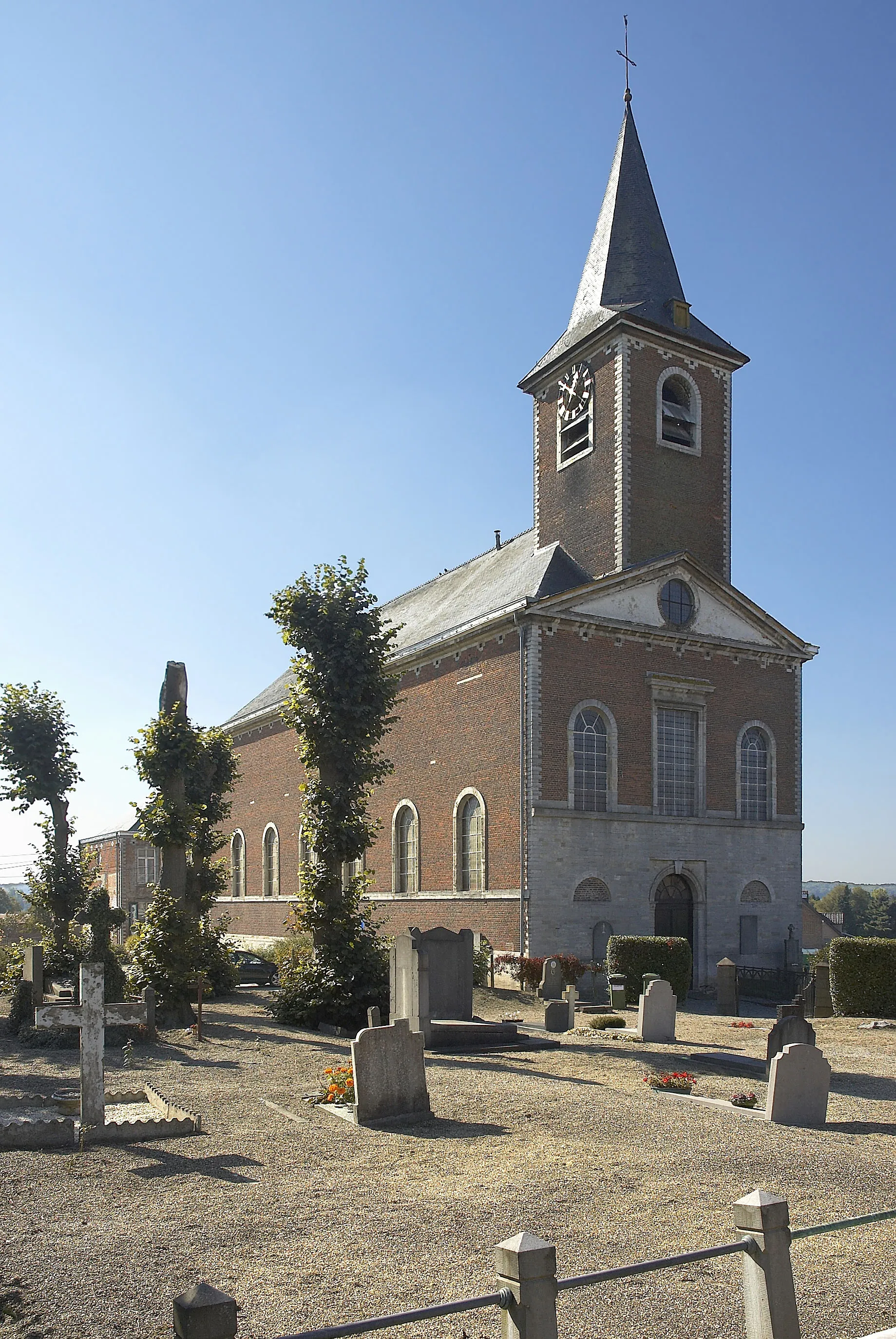 Photo showing: Sint-Jan-Evangelistkerk en begraafplaats