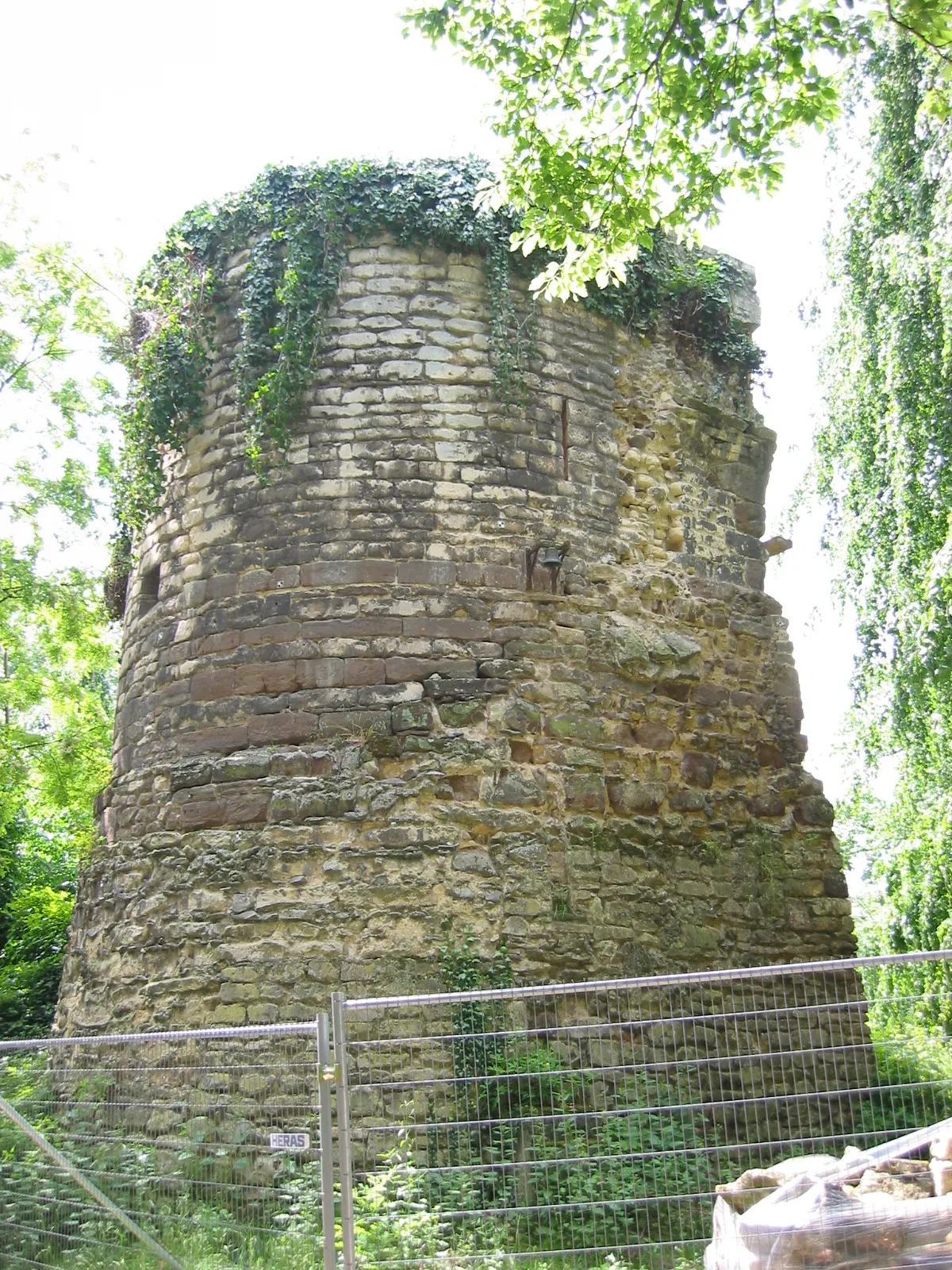 Photo showing: Een restant van de eerste stenen omwalling van Leuven, gebouwd in de twaalfde eeuw, in het Sint-Donatuspark(Gemaakt in juni 2006)