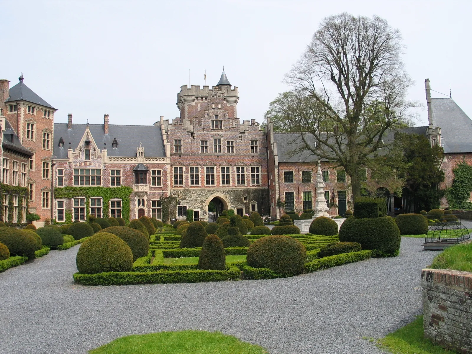 Photo showing: Summary
Het binnenhof van het kasteel van Gaasbeek - eigen foto

== Licensing ==