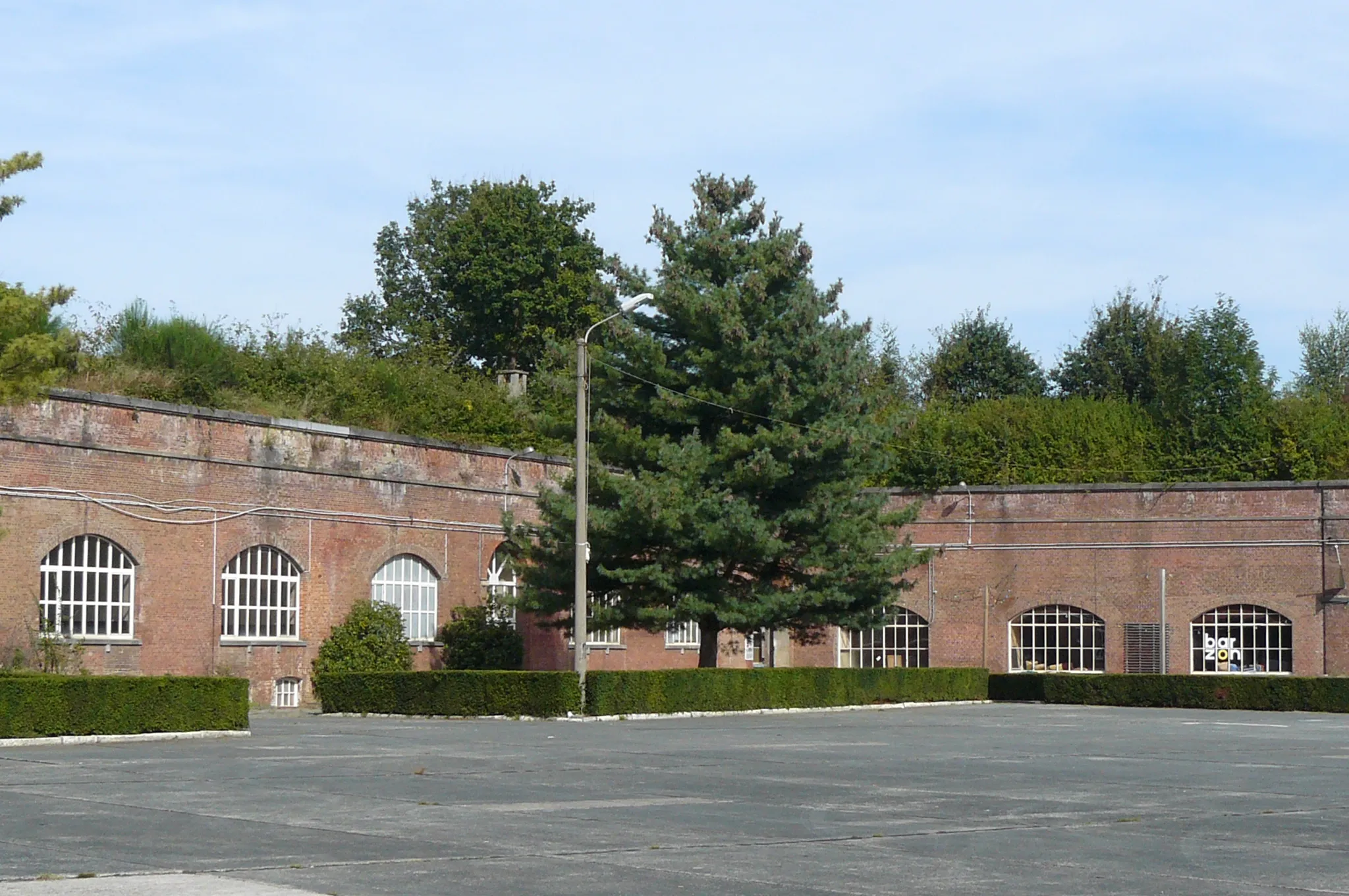 Photo showing: Oorspronkelijk kazernegebouw aan het grote centrale plein in de citadel.