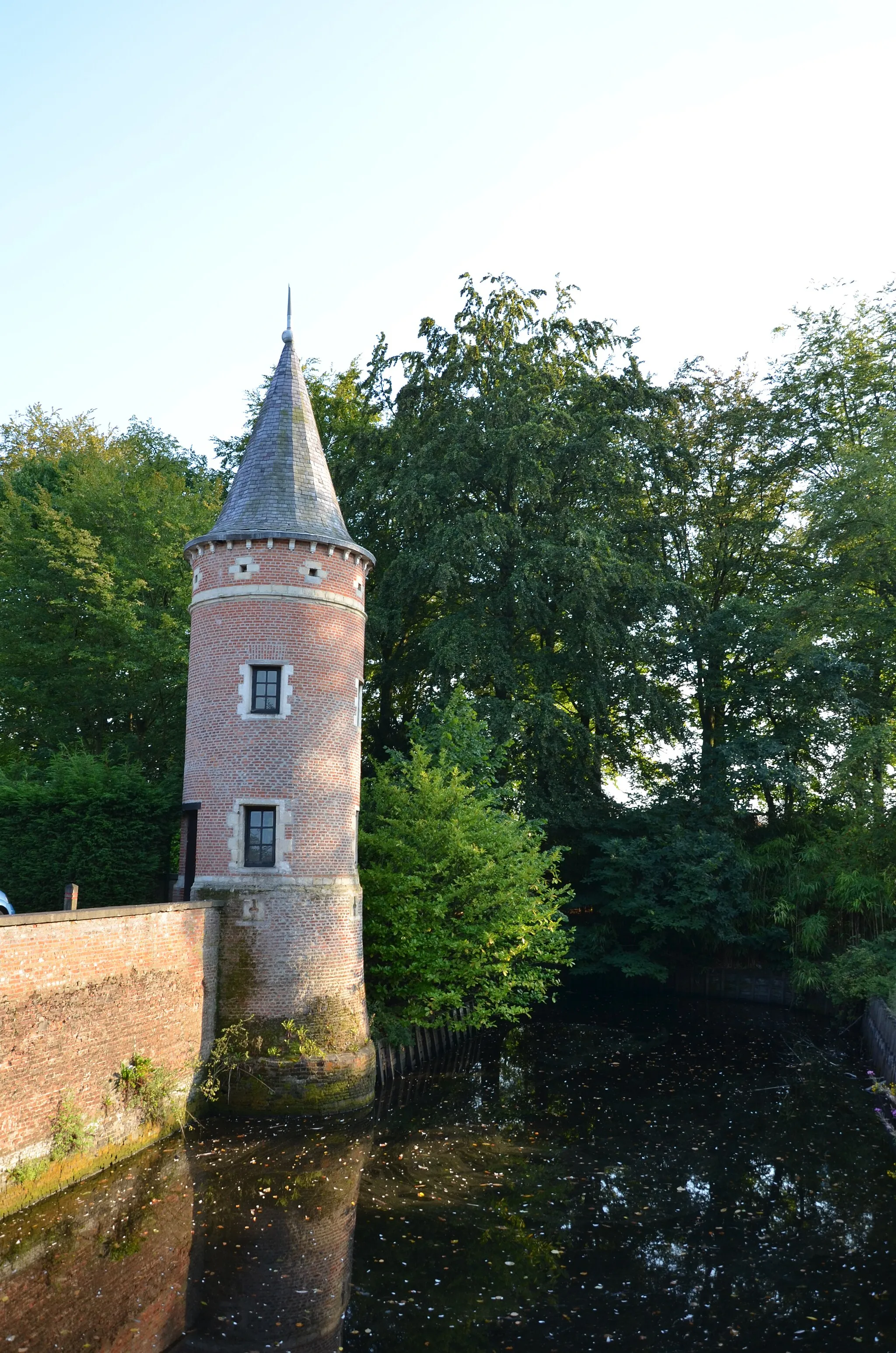 Photo showing: Tower of Kasteel Solhof, a castle on the Baron van Ertbornstraat, Aartselaar. It currently hosts a hotel and is also a monument on the Flemish heritage list (number 12419).