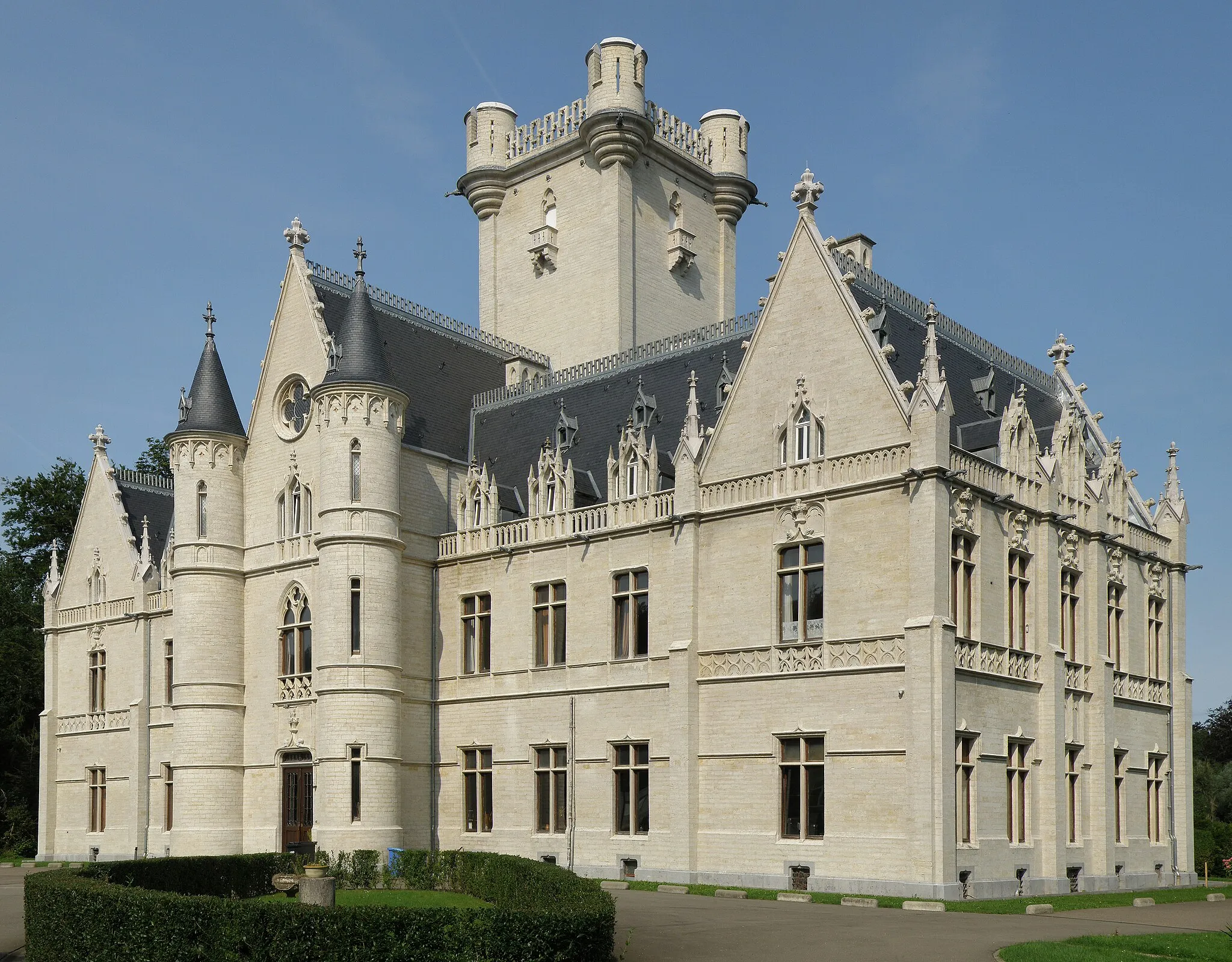 Photo showing: Meldert, gem. Hoegaarden (prov. Vlaams-Brabant, België). Sint-Janscollege ofte Kasteel van Meldert. Neogotisch landhuis, gebouwd in 1845 naar ontwerp van architect Auguste Vivroux. Zuidgevel.
