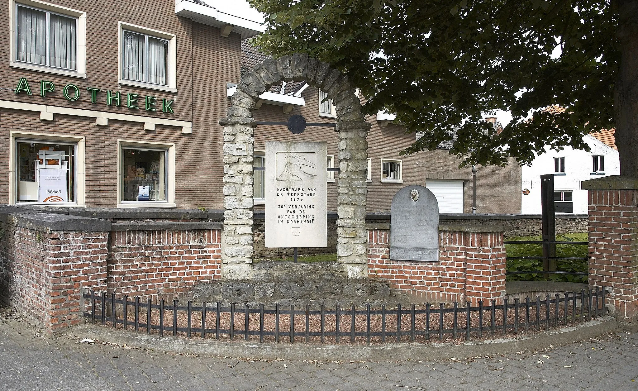 Photo showing: War monument next to the Sint-Lambertus church in Leefdaal, Belgium