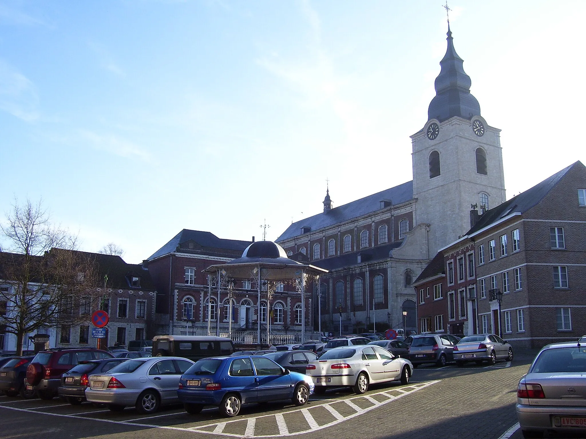 Photo showing: Gemeenteplein (square) with Gemeentehuis (municipality) and Sint-Gorgoniuskerk (church) of Hoegaarden, Belgium