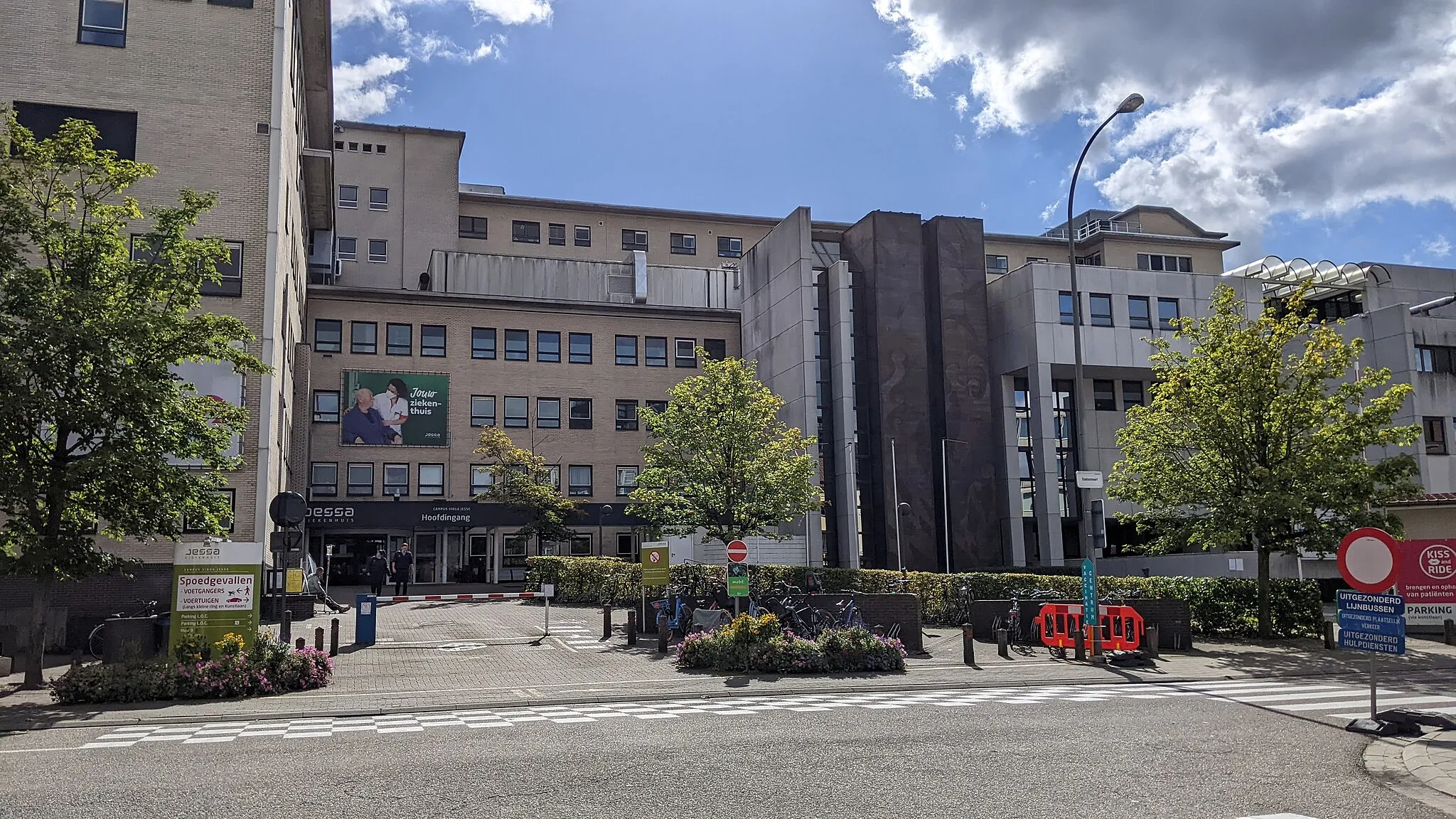 Photo showing: The main entrance of the Virga Jesse campus in 2022.