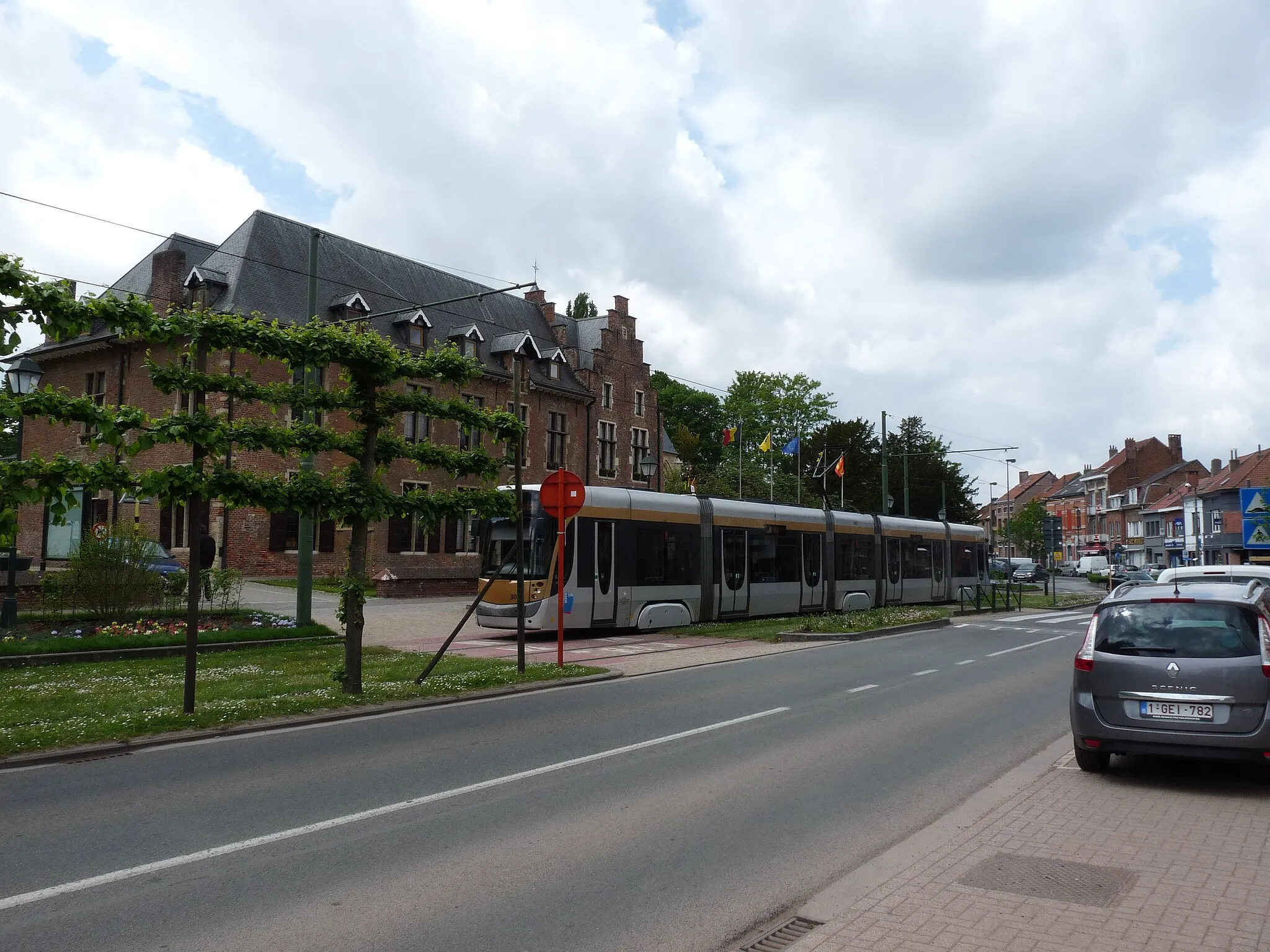 Photo showing: Tramlijn 52 voor het gemeentehuis in Drogenbos