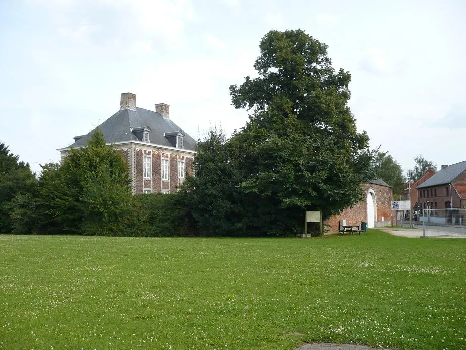 Photo showing: Parish buildings of Wakkerzeel, Flanders