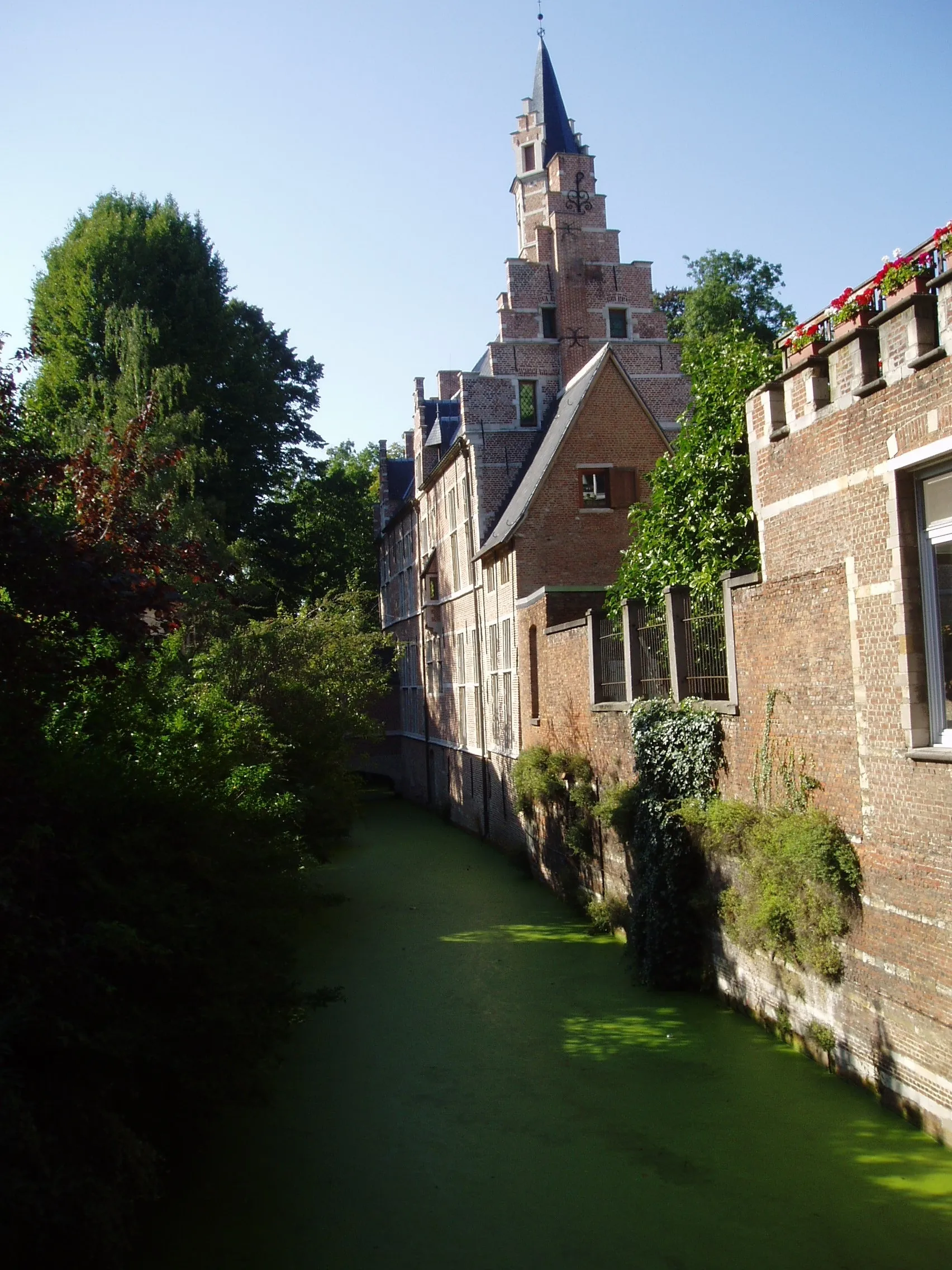 Photo showing: View on still river in city of Mechelen, Belgium named Groen Waterke (small green waterplace).
