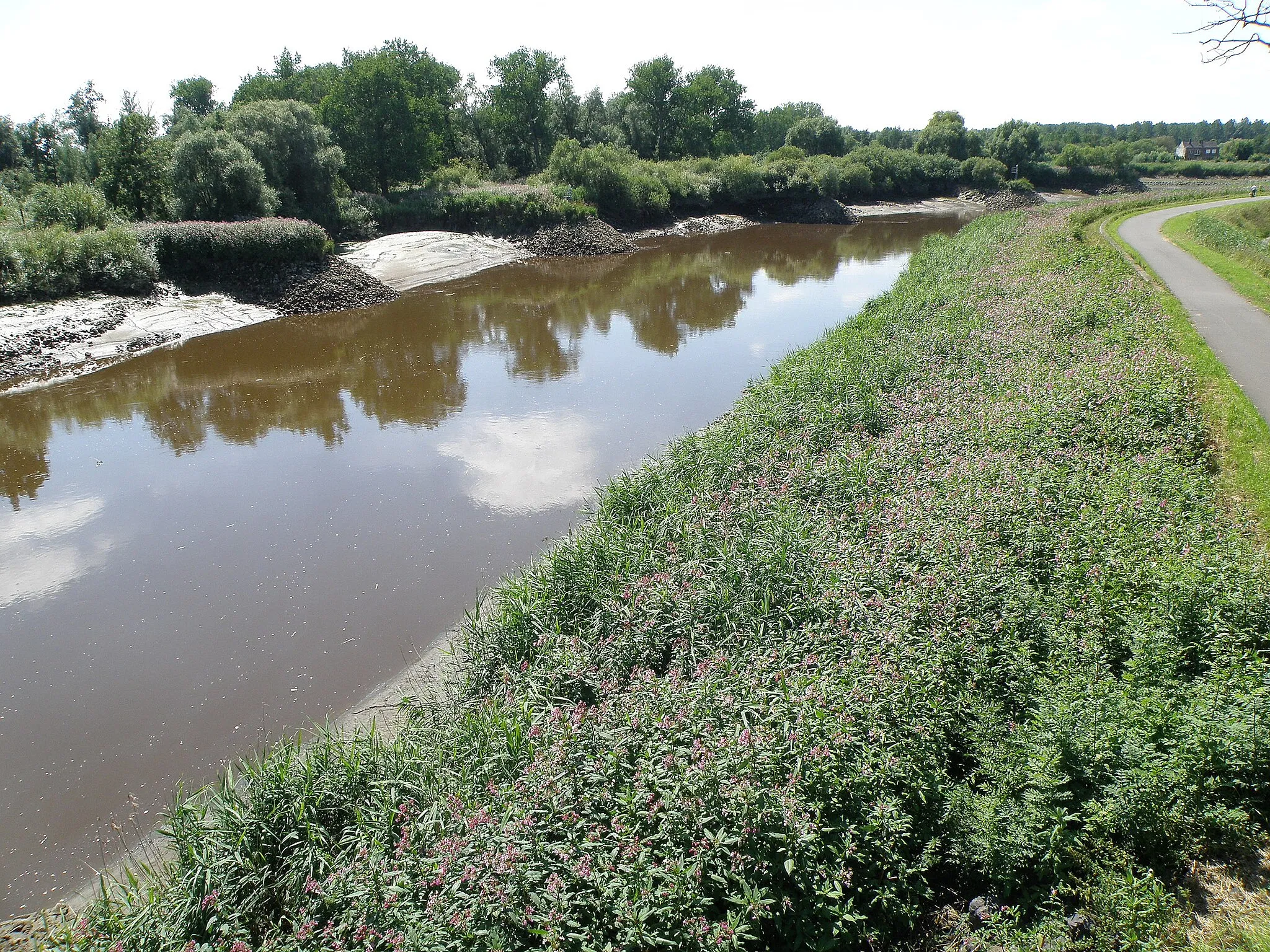 Photo showing: Rumst (prov. Antwerpen). Rivier de Nete vanaf voetbrug, blikrichting west. Rechteroever rechts (gem. Rumst), linkeroever links (deelgem. Walem, gem. Mechelen). Donkergrijs huis in de verte rechts staat voorbij samenvloeiing Dijle-Nete, m.a.w. aan de oever van de Rupel, in de deelgem. Heindonk (gem. Willebroek).