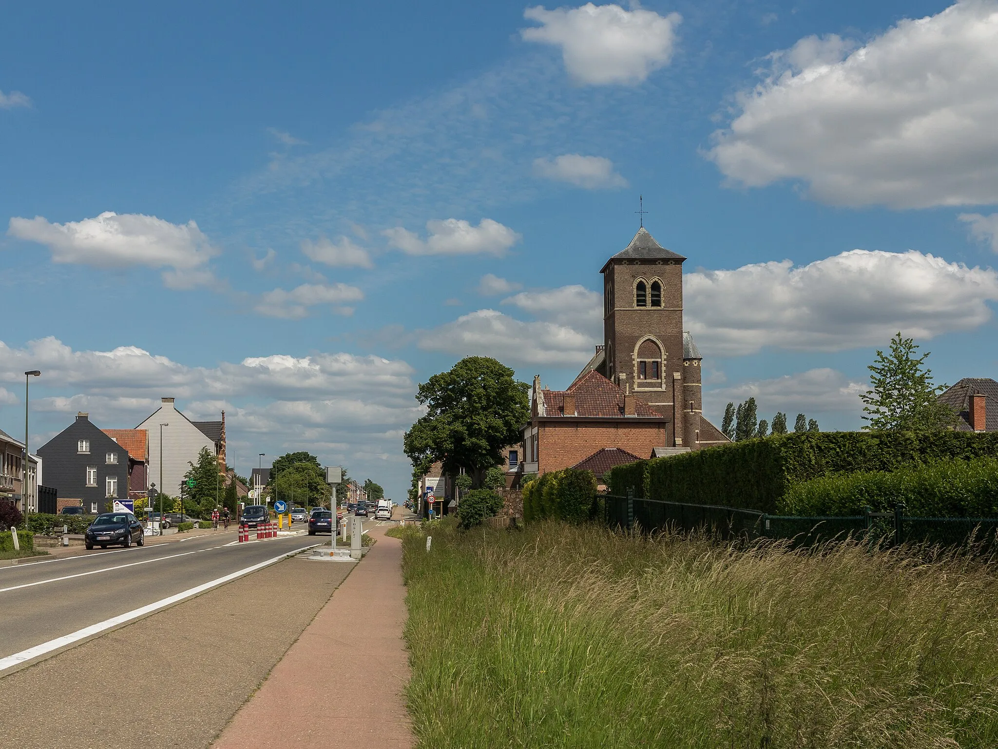 Photo showing: Kaggevinne, church (de Heilige Kind Jezuskerk) in the street