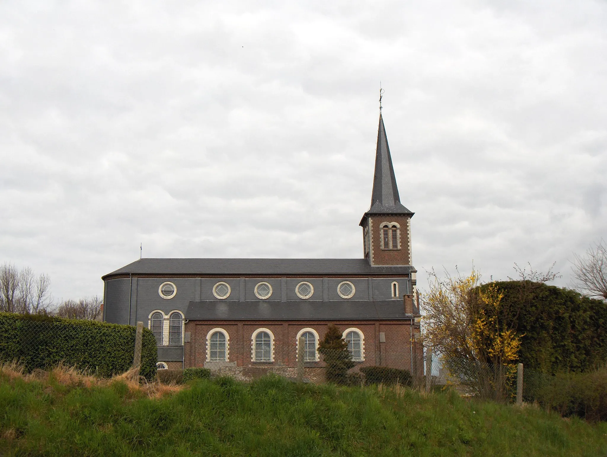 Photo showing: Offus, Ortsteil der Gemeinde Ramillies (Prov. Brabant Wallon, Belgien), Foillanuskirche (église Saint-Feuillien) aus 1864 (Architekt: E. Coulon).