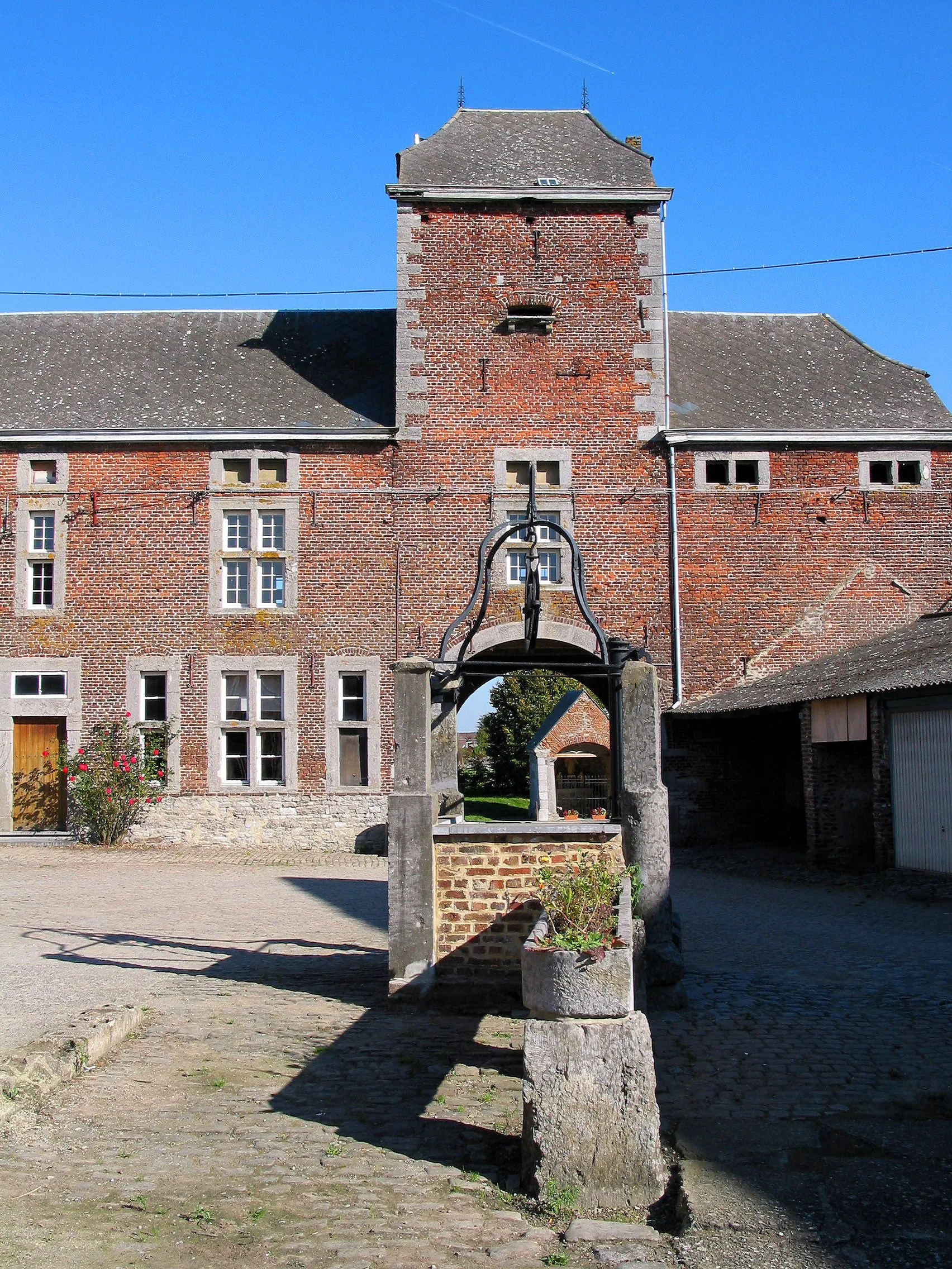 Photo showing: Burdinne (Belgium),  drinking trough and water well with curbstone of the "de la Grosse Tour" castle farm (XVI - XVIIIth century).