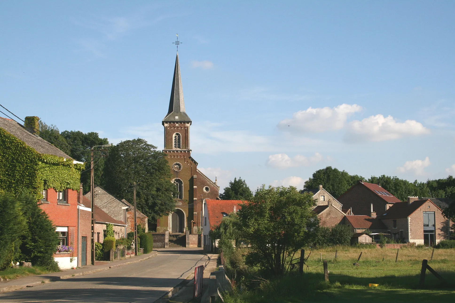 Photo showing: L'Écluse, Belgium, the  neighbourhood of the church.