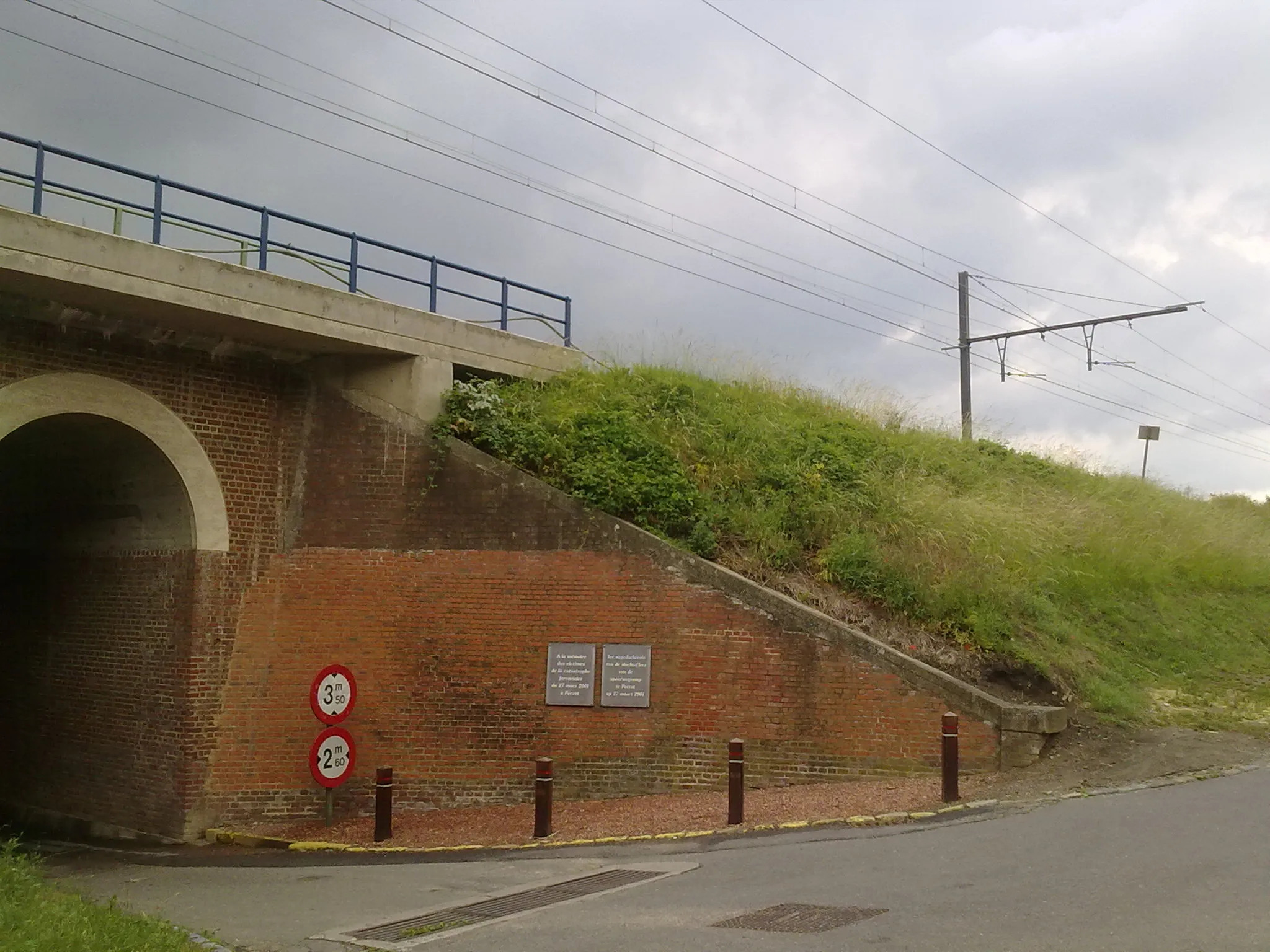 Photo showing: Site des plaques commémoratives en Français et Néerlandais de l'accident ferroviaire de Pécrot (Brabant Wallon) Belgique.