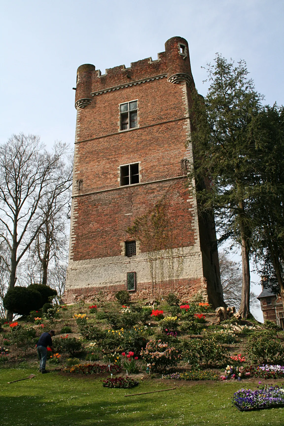 Photo showing: Groot-Bijgaarden (Belgium), the keep of the castle (1347).