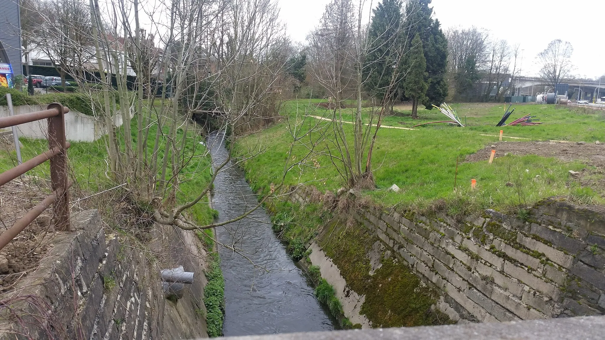 Photo showing: Woluwe river in Sint-Stevens-Woluwe, Belgium.