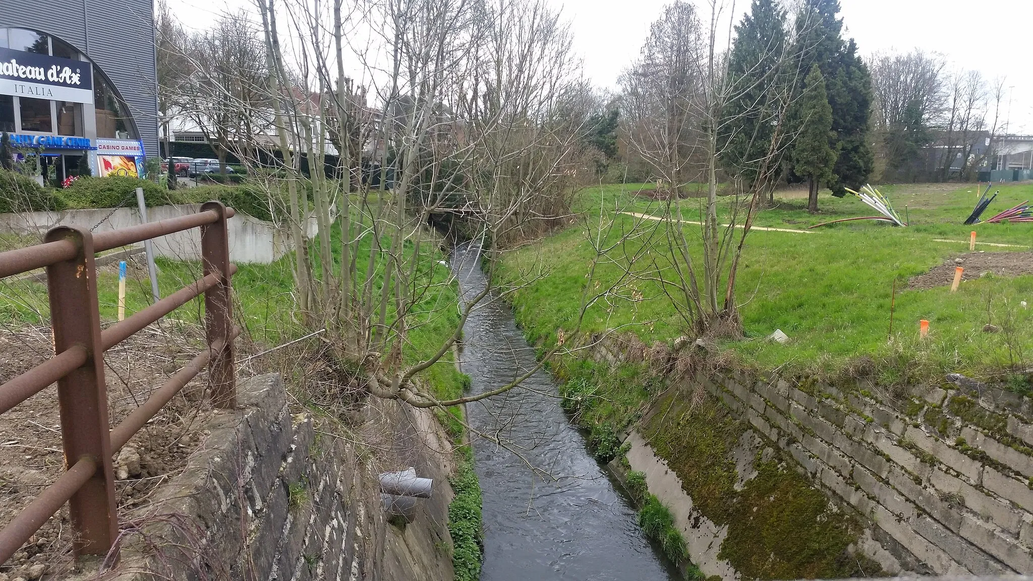 Photo showing: Woluwe river in Sint-Stevens-Woluwe, Belgium.