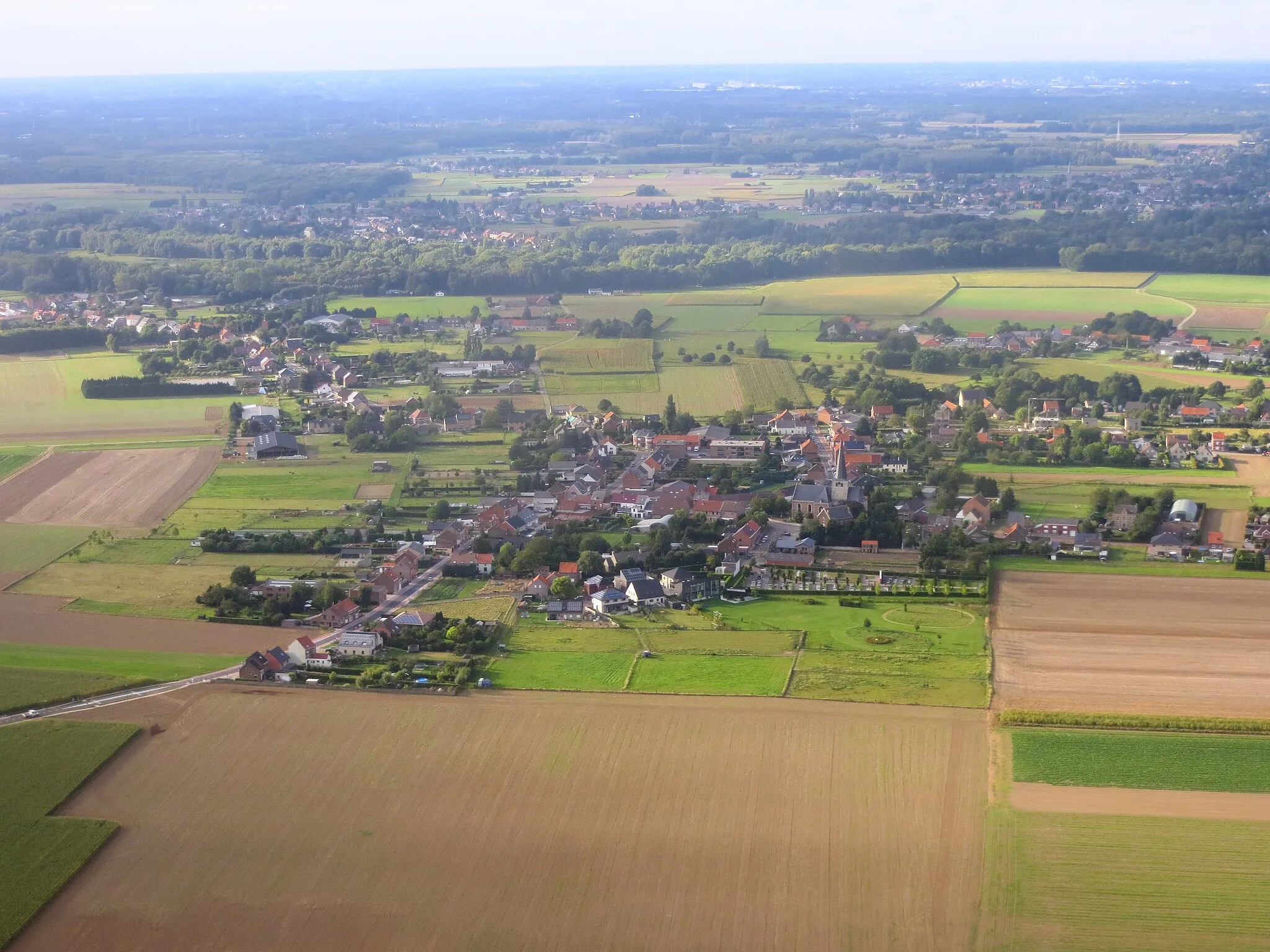 Photo showing: Aerial view from the (south)east towards (north)west, over the Hageland-Leuven region of northern Belgium. This municipality lies north of Brussels and west of Leuwen.