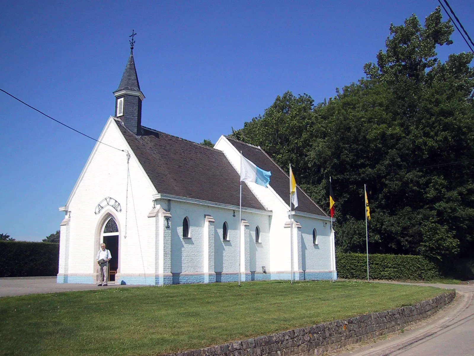 Photo showing: Paul Kempeneers voor de huidige kapel van de Heinkensberg in Attenrode-Wever