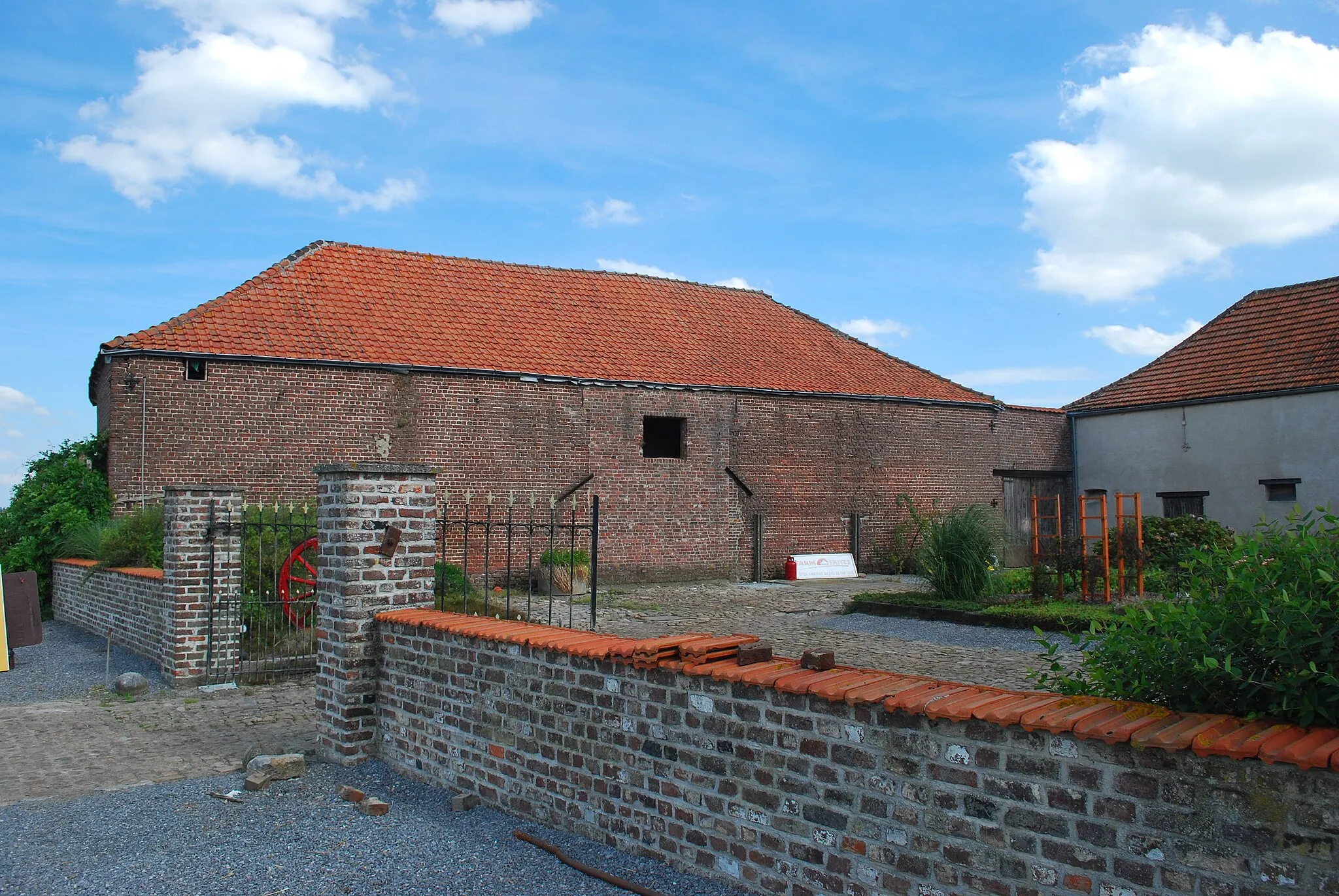 Photo showing: 18th century closed farmhouse at Hoeledensebaan 121, Hoeleden, commune of Kortenaken, Belgium