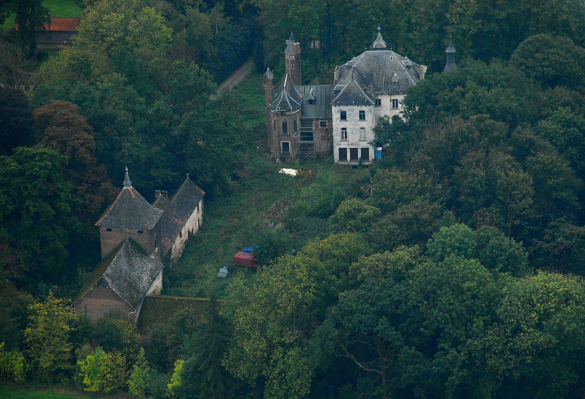 Photo showing: Aerial view of castle and farmhouse Hogemeyer at Kersbeek-Miskom, commune of Kortenaken, Belgium. Nikon D60 f=100mm f/5.6 at 1/500s ISO 800. Processed using Gimp 2.6.11.