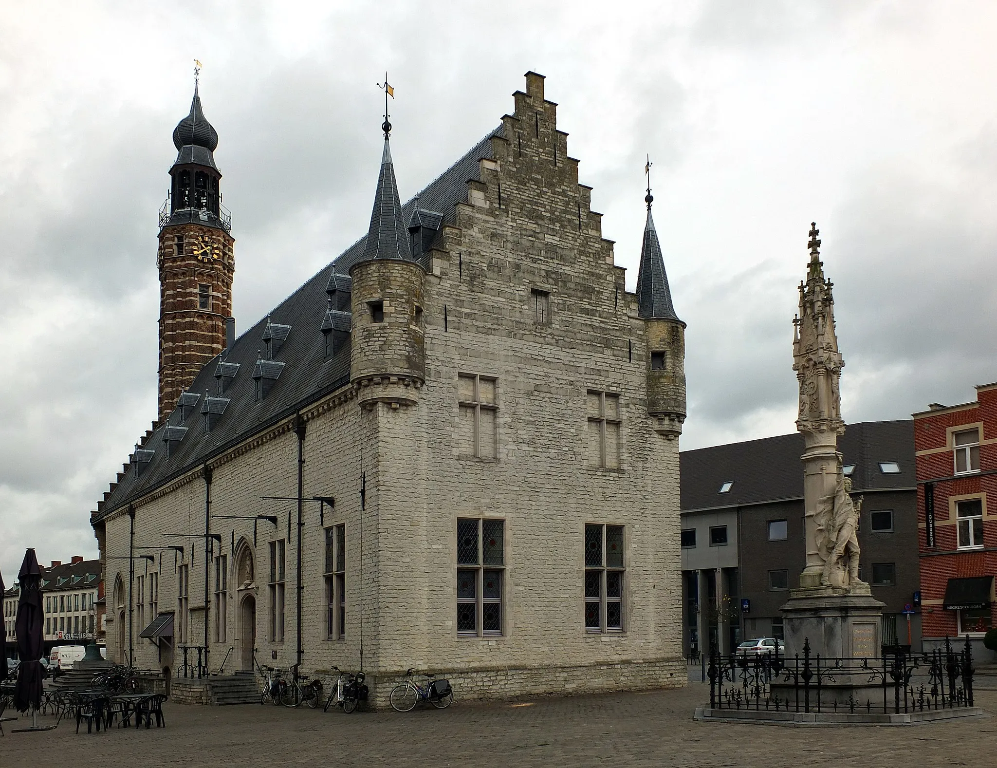 Photo showing: Momnument remembering the Peasants' War of 1798 on the south side of the cloth hall in Herentals. It was designed by Ernest Dieltjens and revealed in 1898.