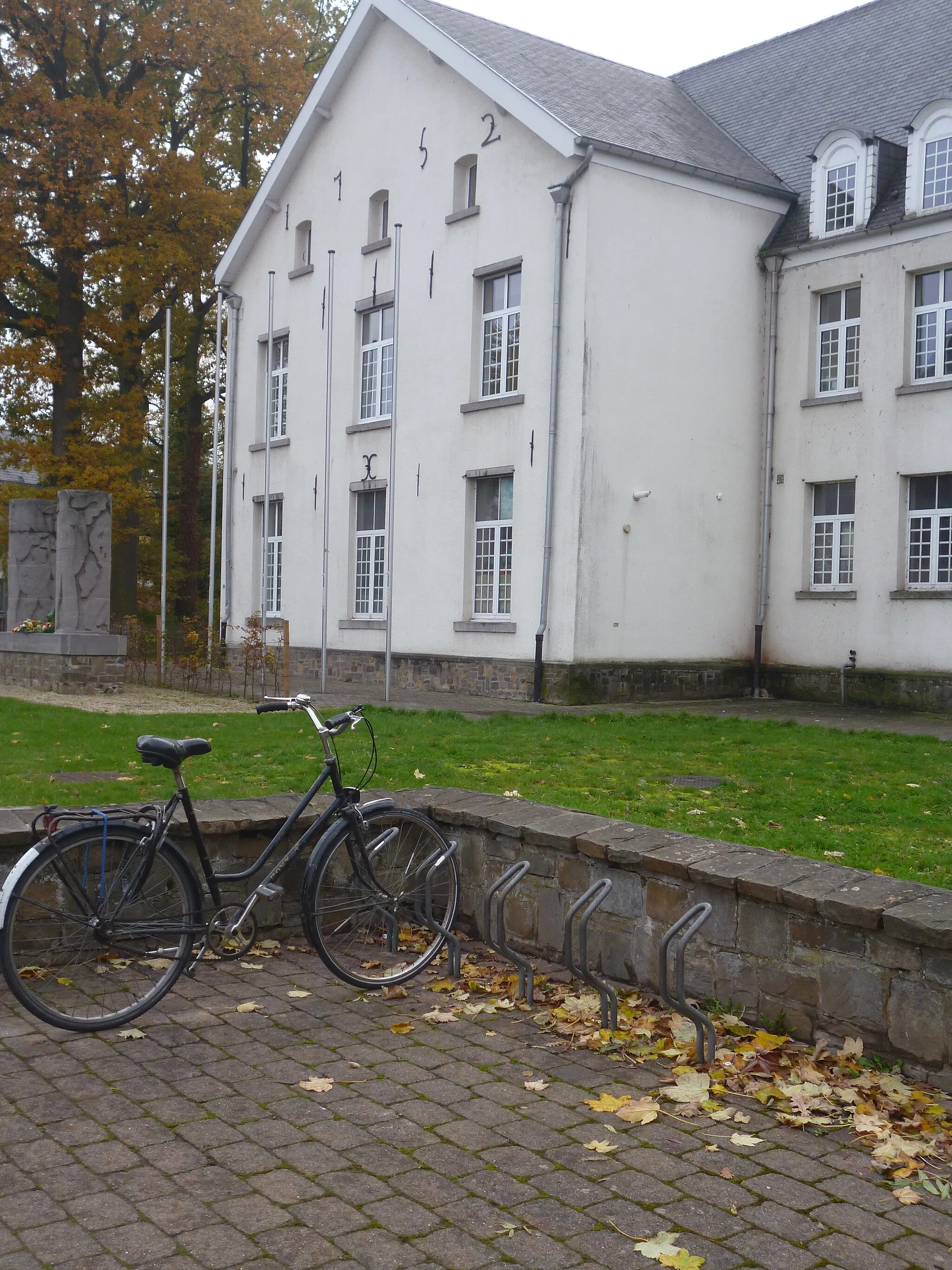 Photo showing: fietsenstalling centrum voor basiseducatie / jeugdhuis Eenders Gemeenteplein Buizingen Halle