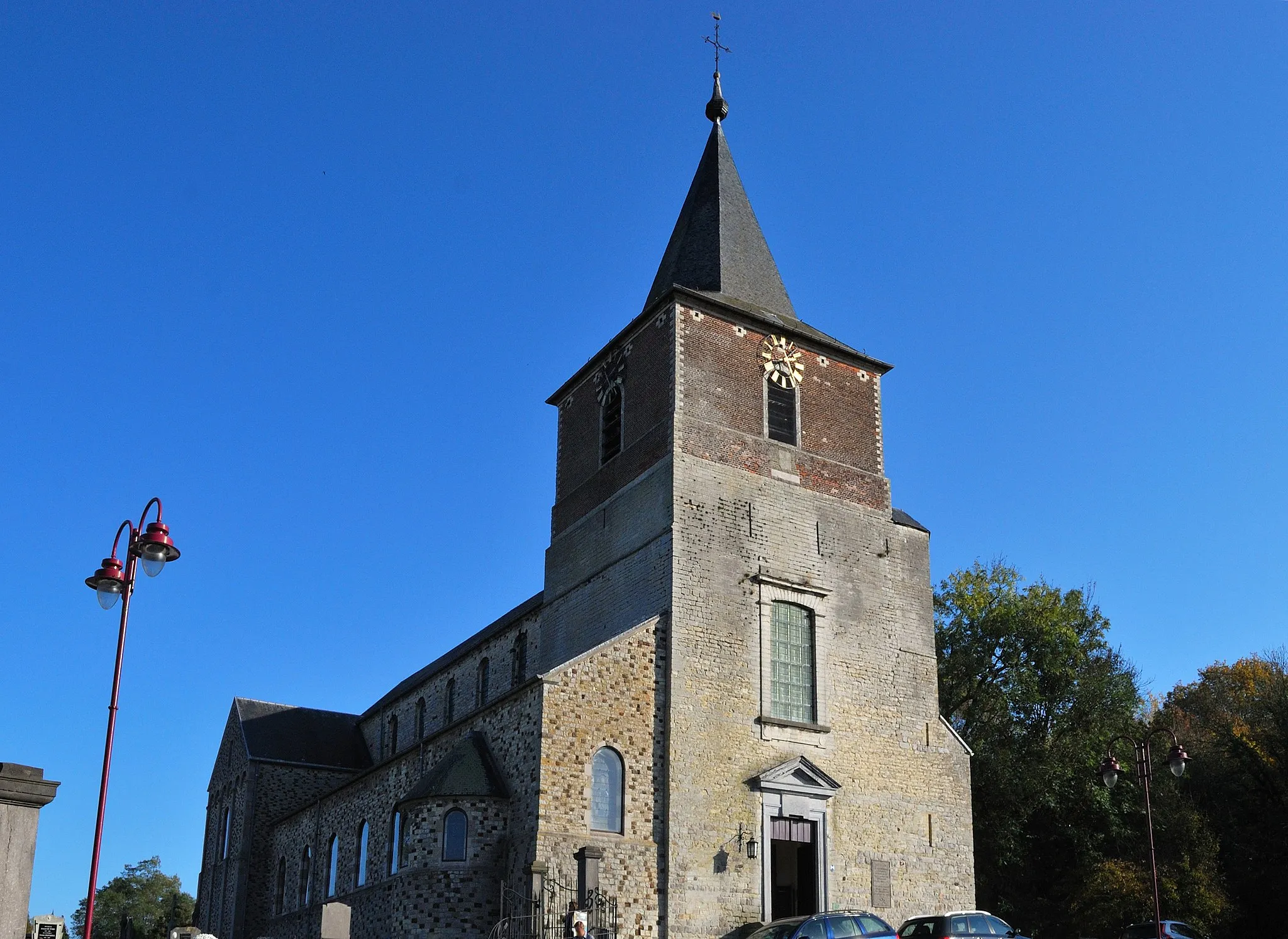 Photo showing: West and North faces of the church of Saint Hilary at Bierbeek, Belgium. Nikon D60 f=20mm f/10 at 1/400s ISO 200. Processed using Nikon ViewNX 2.1.2 and GIMP 2.6.11