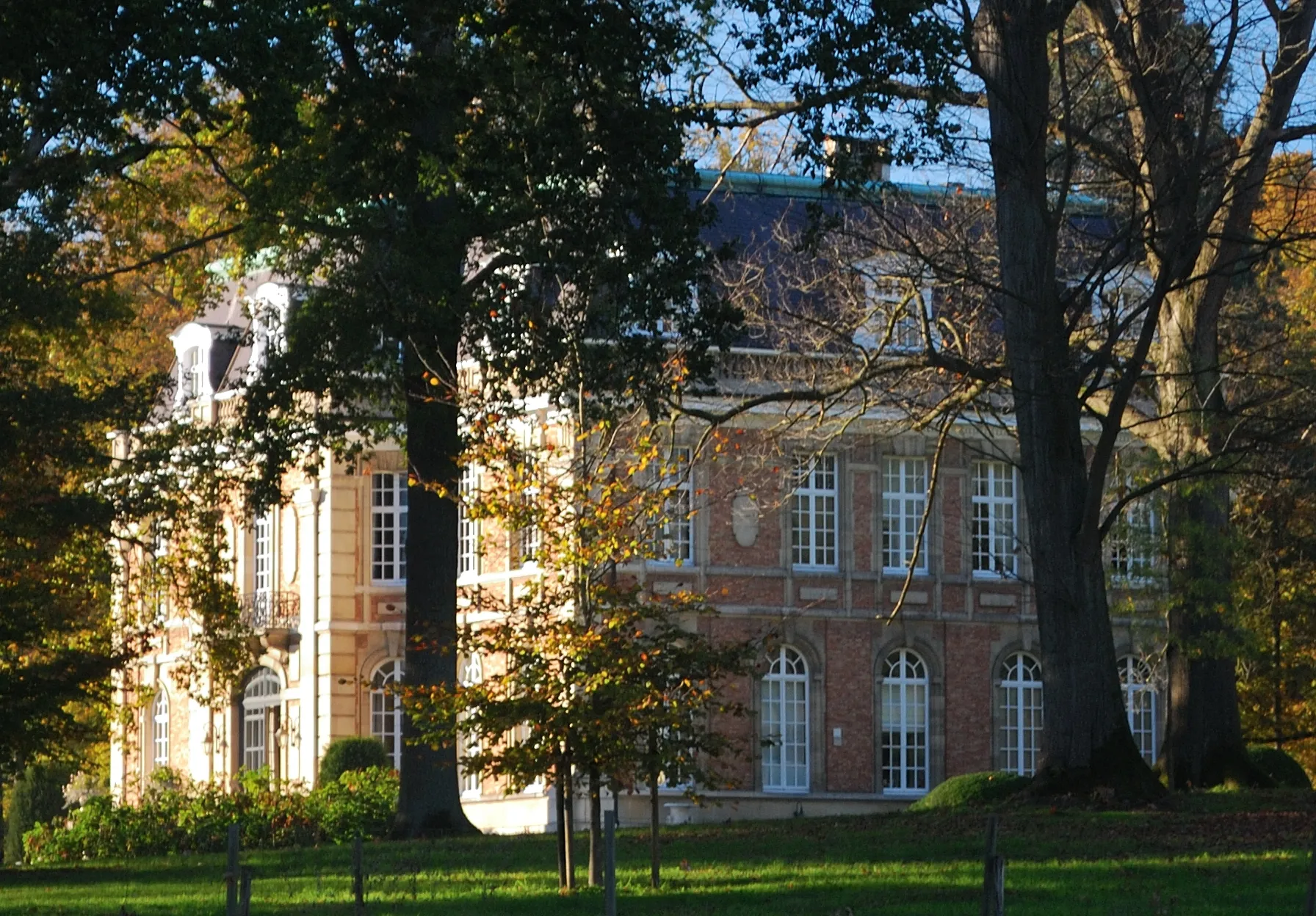 Photo showing: Hottat castle at Korbeek-Lo, municipality of Bierbeek, Belgium. Processed from the same raw image as Kasteel Hottat Korbeek-Lo met bomen.jpg