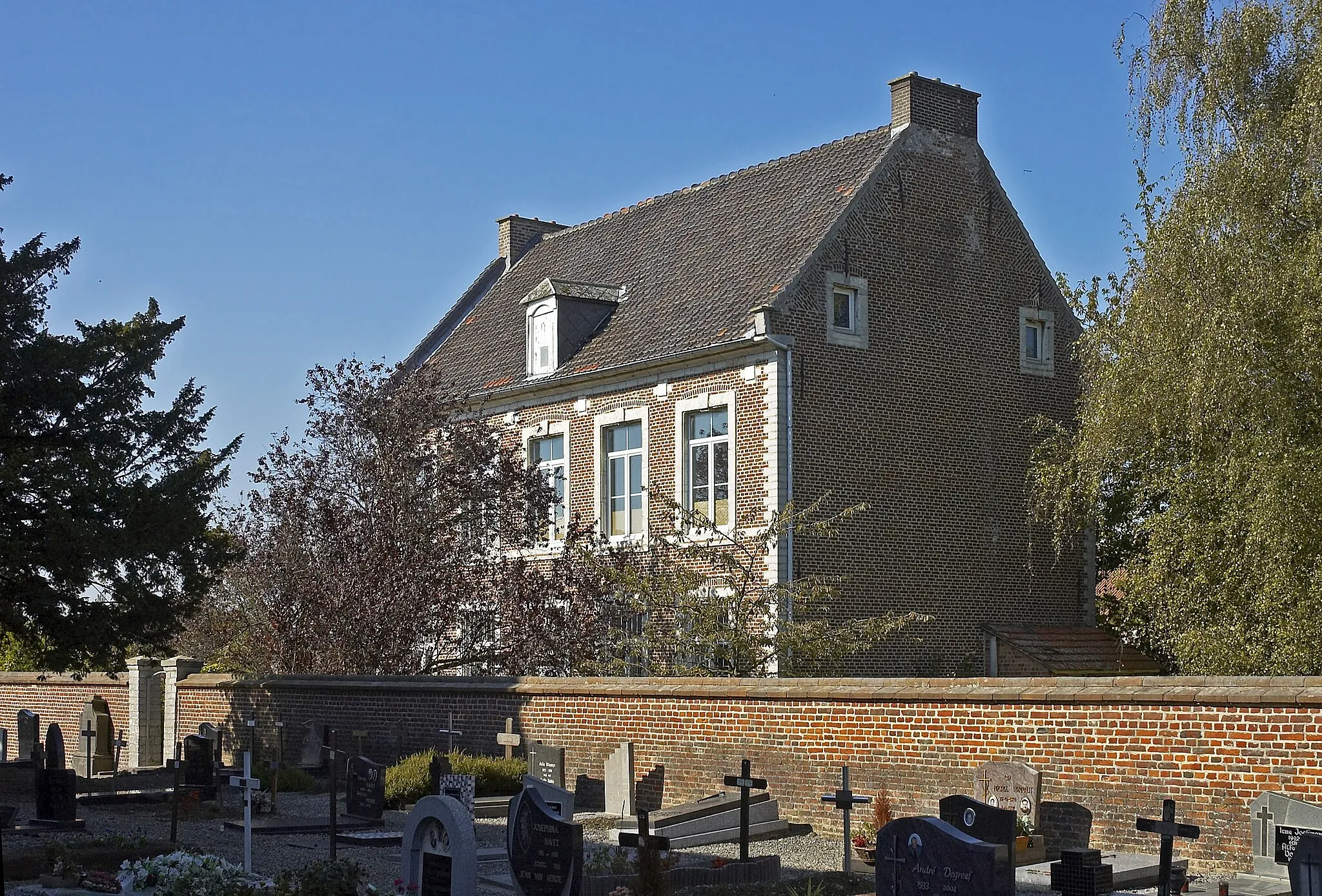 Photo showing: Rectory seen from the cemetery of the St-Antonius church in Opvelp (Bierbeek), Belgium