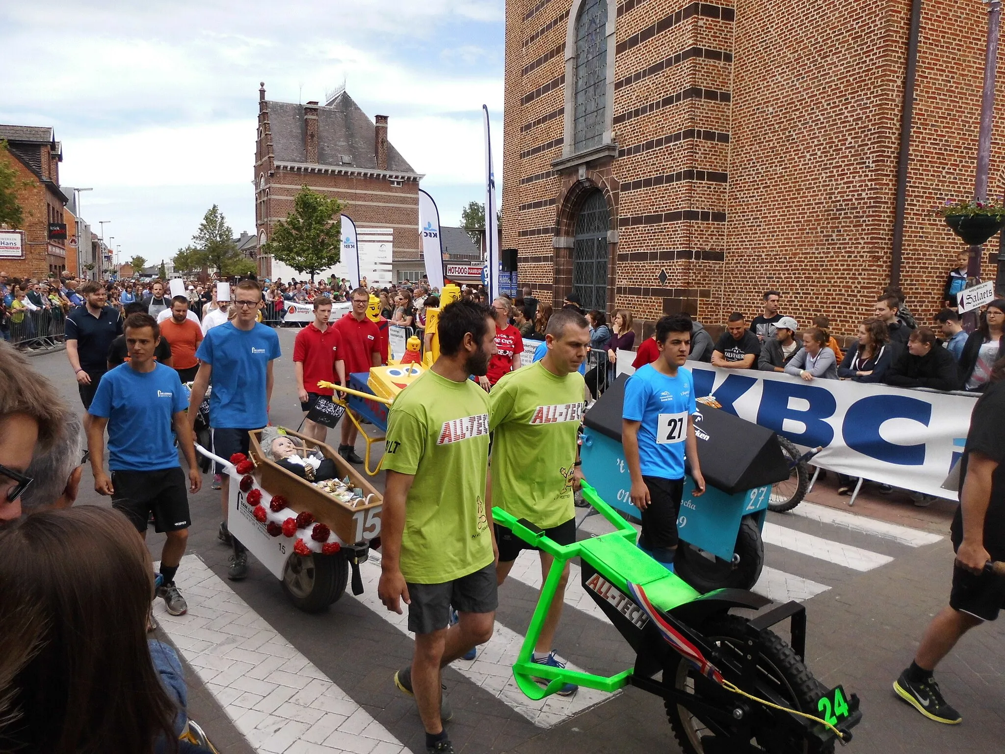 Photo showing: Presentatie van de kruiwagens voor de eigenlijk race - nabij de Sint-Hubertuskerk - Ramsel - Herselt - provincie Antwerpen - België