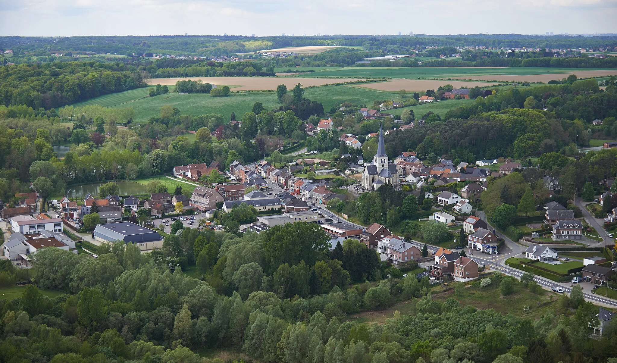 Photo showing: Luchtfoto van het centrum van Huldenberg, België. In het midden de Onze-Lieve-Vrouwekerk.