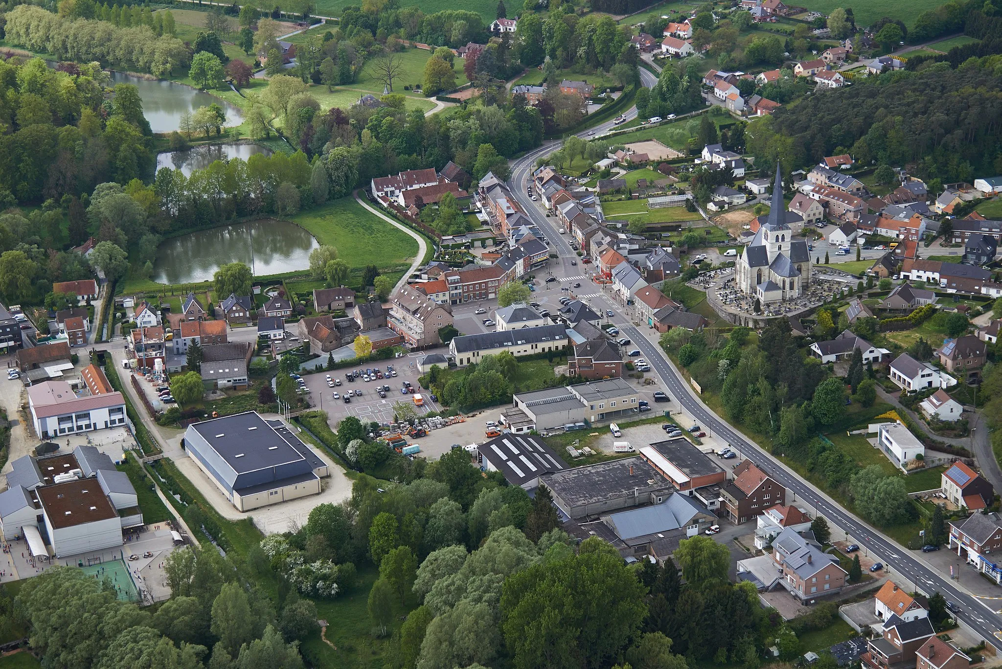 Photo showing: Luchtfoto van het centrum van Huldenberg, België. Rechts de Onze-Lieve-Vrouwekerk