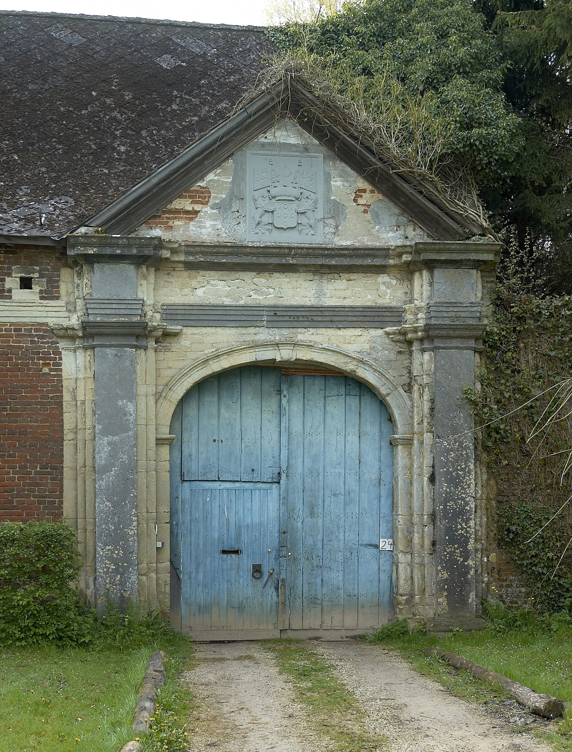 Photo showing: Door of old castle in Loonbeek (Huldenberg), Belgium.