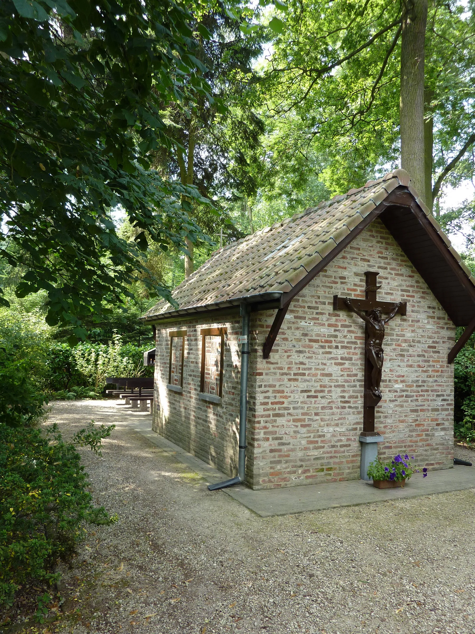 Photo showing: O.L.V. Boskapel te Humbeek.   
Alleen te voet of per fiets bereikbaar. De kapel uit 1829, op een mooi plekje in het 's Gravenbos, werd in 1995 door dhr. Jef Van der Trappen op eigen kosten geheel gerestaureerd.
Our Lady Forest Chapel, Humbeek (Grimbergen)

Only accessible on foot or by bike. Chapel from 1829, in a nice spot in 's Gravenbos. In 1995 restored by mr. Jef Van der Trappen at his own expenses.