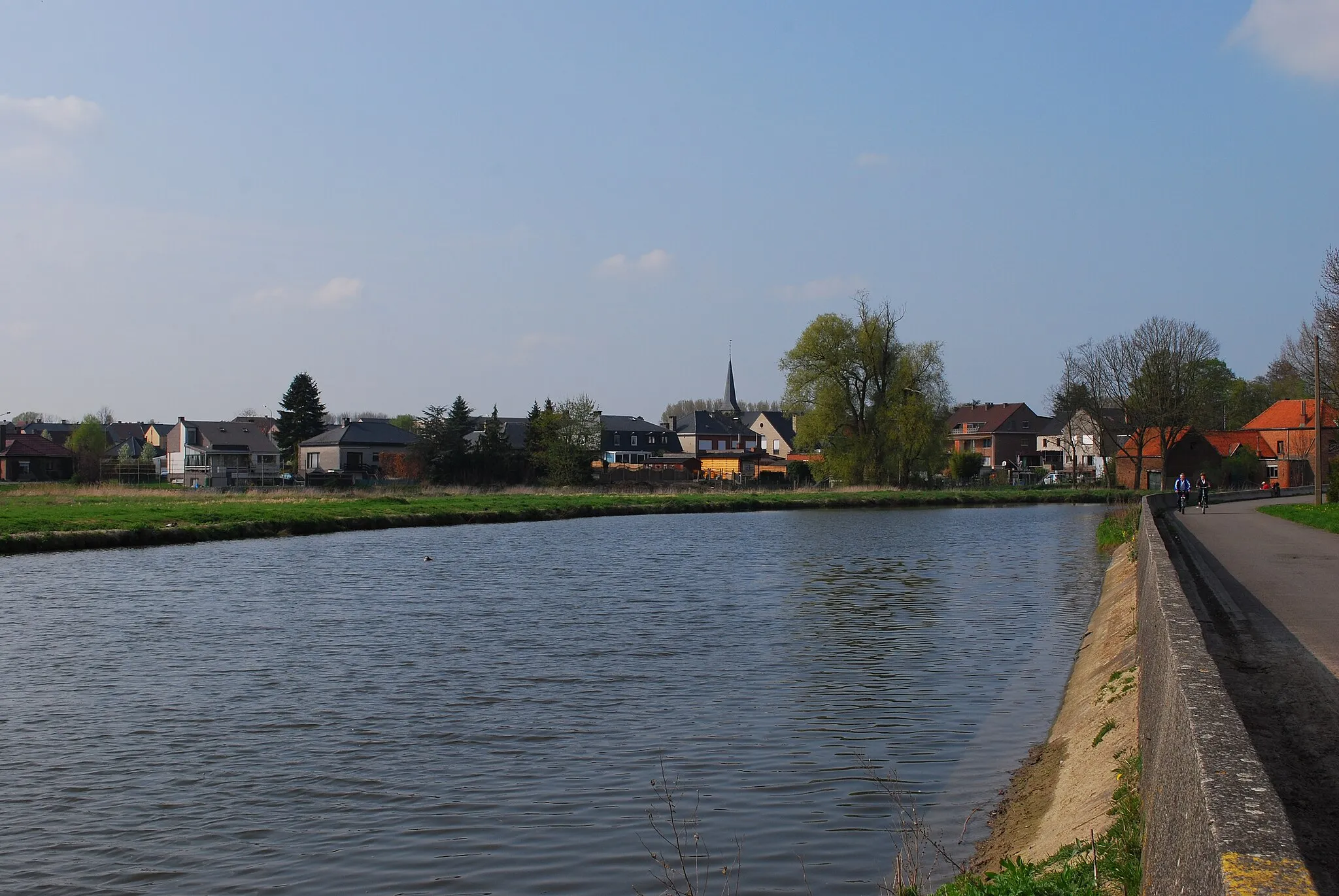 Photo showing: The river Dender at the village of Okegem, commune of Ninove, Belgium. Nikon D60 f=28mm f/10 at 1/400s ISO 200.