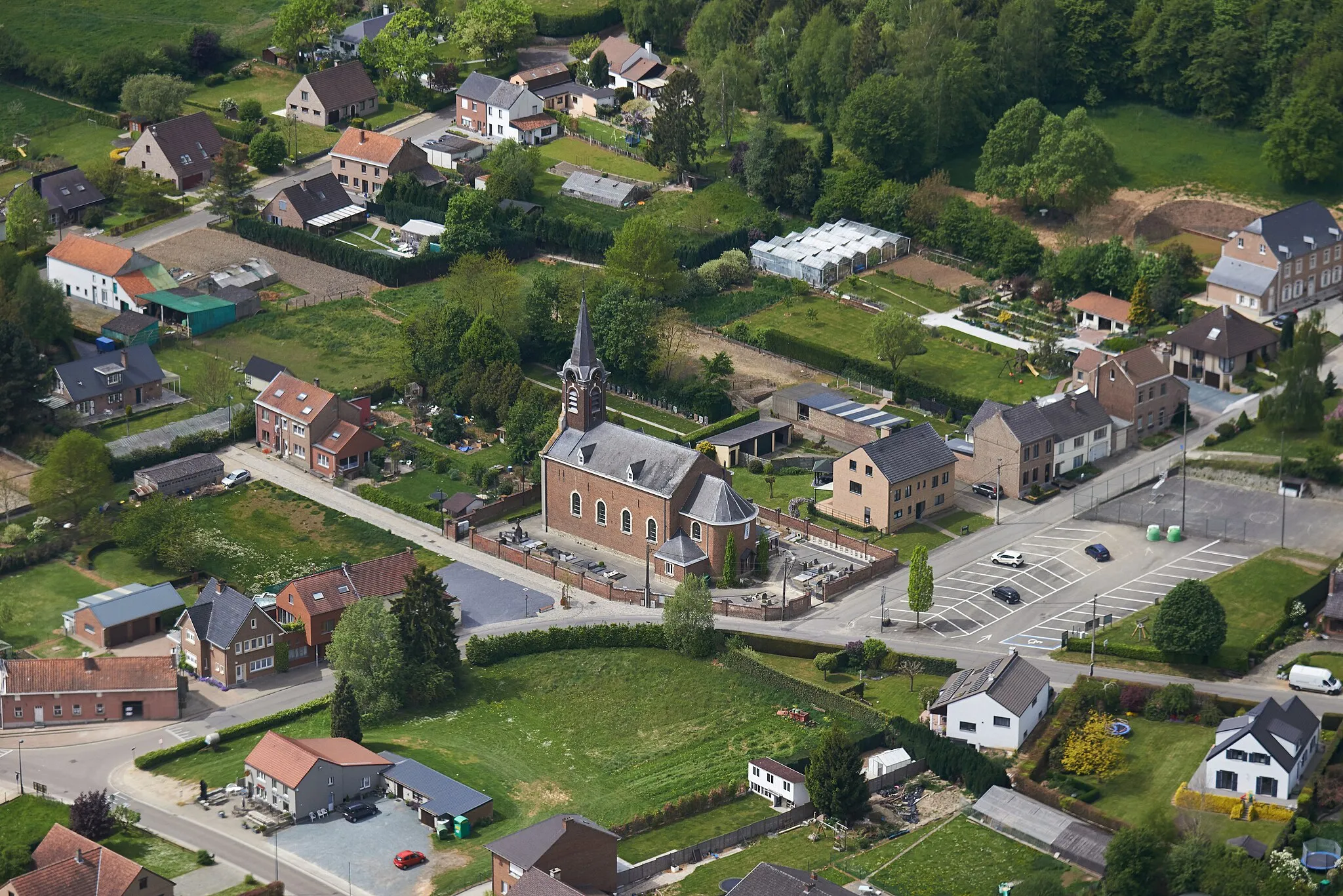 Photo showing: Luchtfoto van de omgeving rond de Sint-Michielskerk in Terlanen, België.