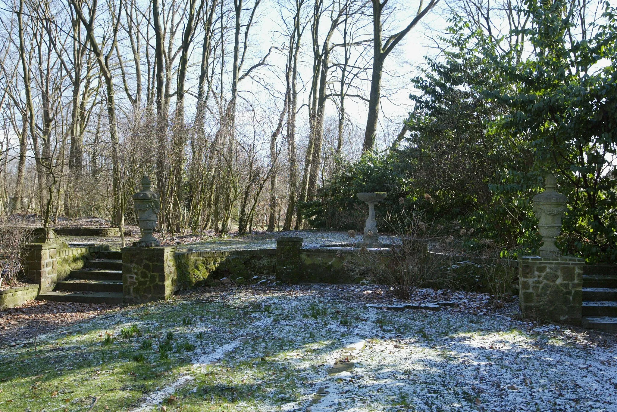 Photo showing: De exedra met terras en tuinvazen aan de oostrand van het park van het 's Gravenhuis te Dilbeek