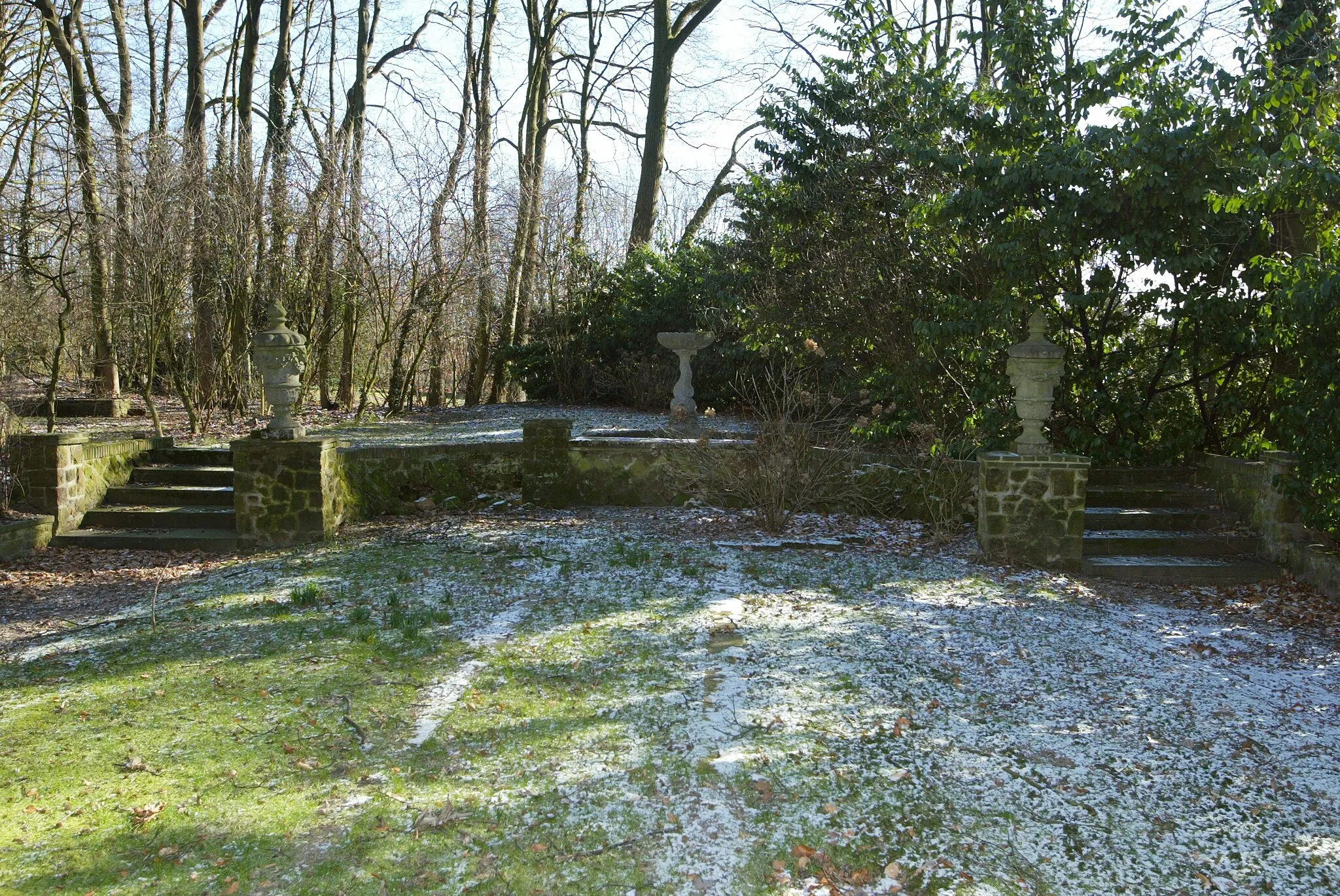 Photo showing: De exedra met terras en tuinvazen aan de oostrand van het park van het 's Gravenhuis te Dilbeek