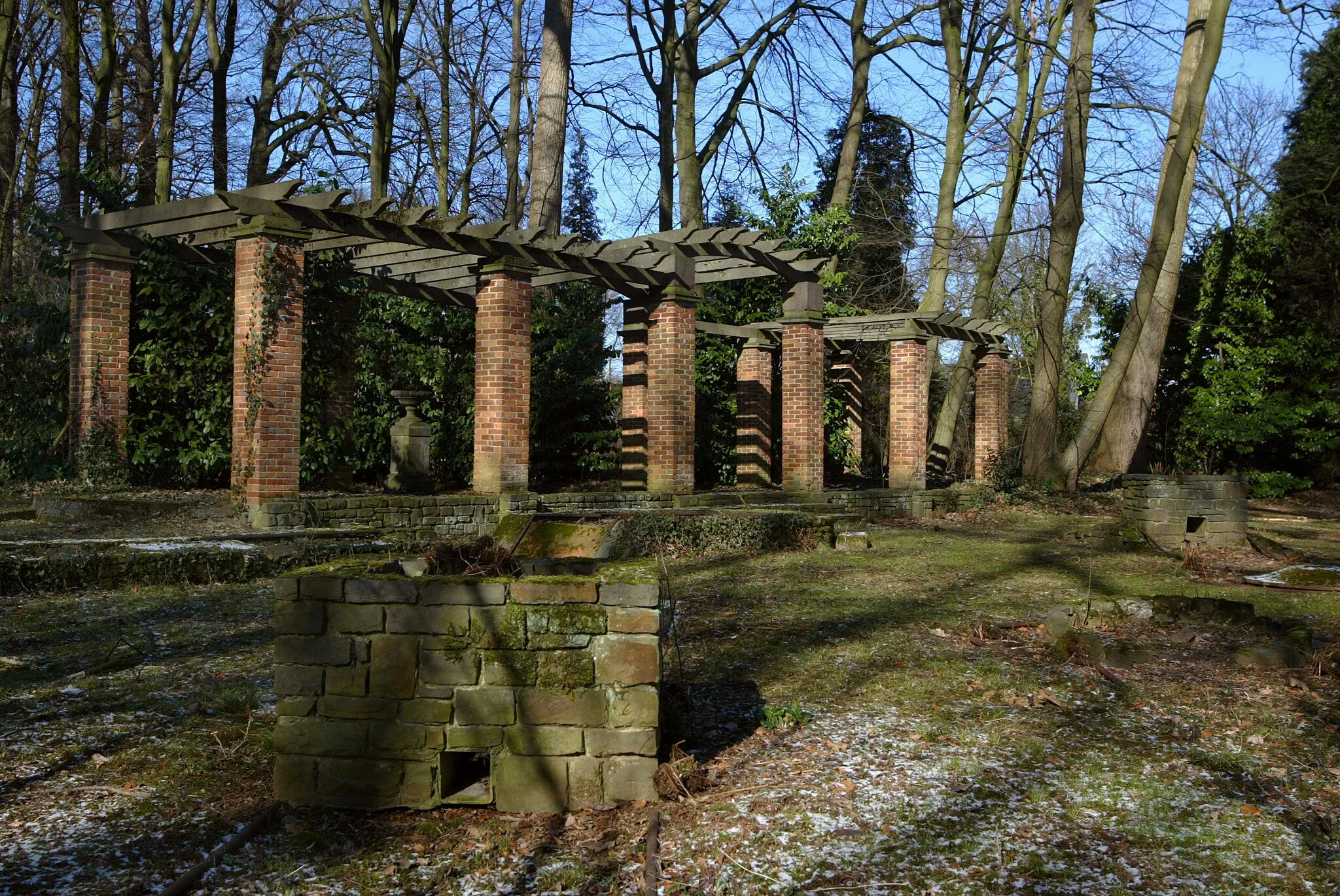 Photo showing: De pergola en minigolf in het park van het 's Gravenhuis te Dilbeek