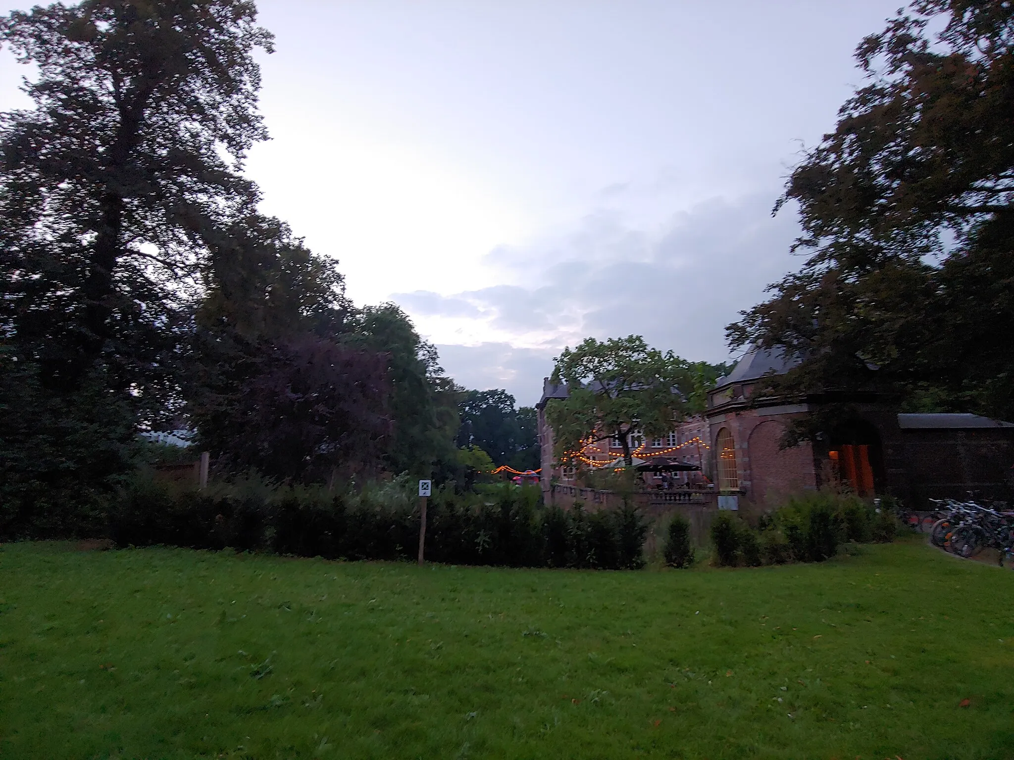 Photo showing: Tegenwoordig is het kasteel open en wordt het gebruikt als een café/terras.