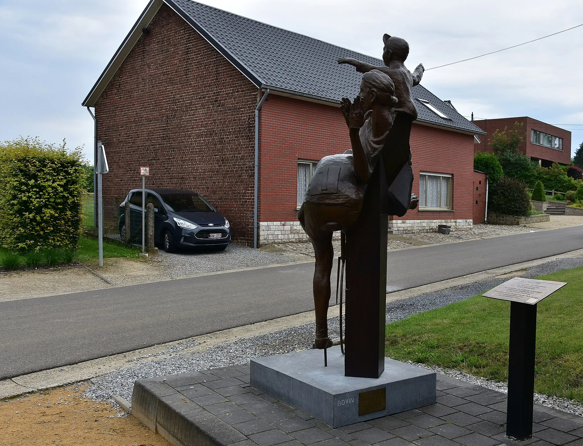 Photo showing: Luc De Blick (23 nov 1949) Standbeeld en geboortehuis Eddy Merckx te Kiezegem 3-07-2021