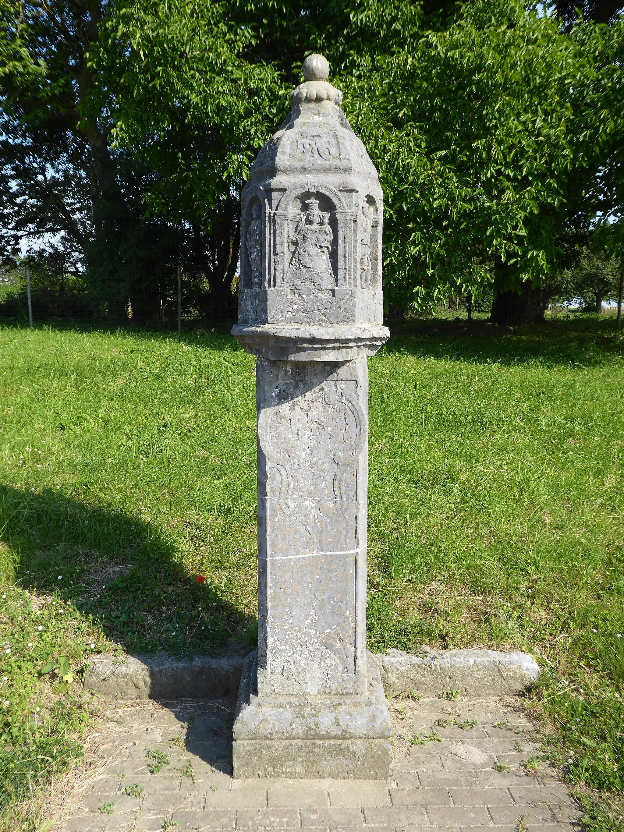 Photo showing: Potale à Notre-Dame de Montaigu à Blehen, avec saint Pierre et saint Donat sur les faces latérales, taillée dans la première moitié du 19ème siècle. 
Située Rue du Henrifontaine à Blehen.