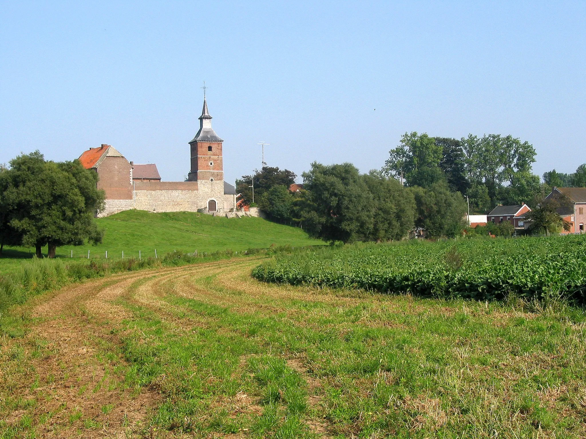 Photo showing: Thys (Belgique), l'église Saint-Pierre et la ferme-château.